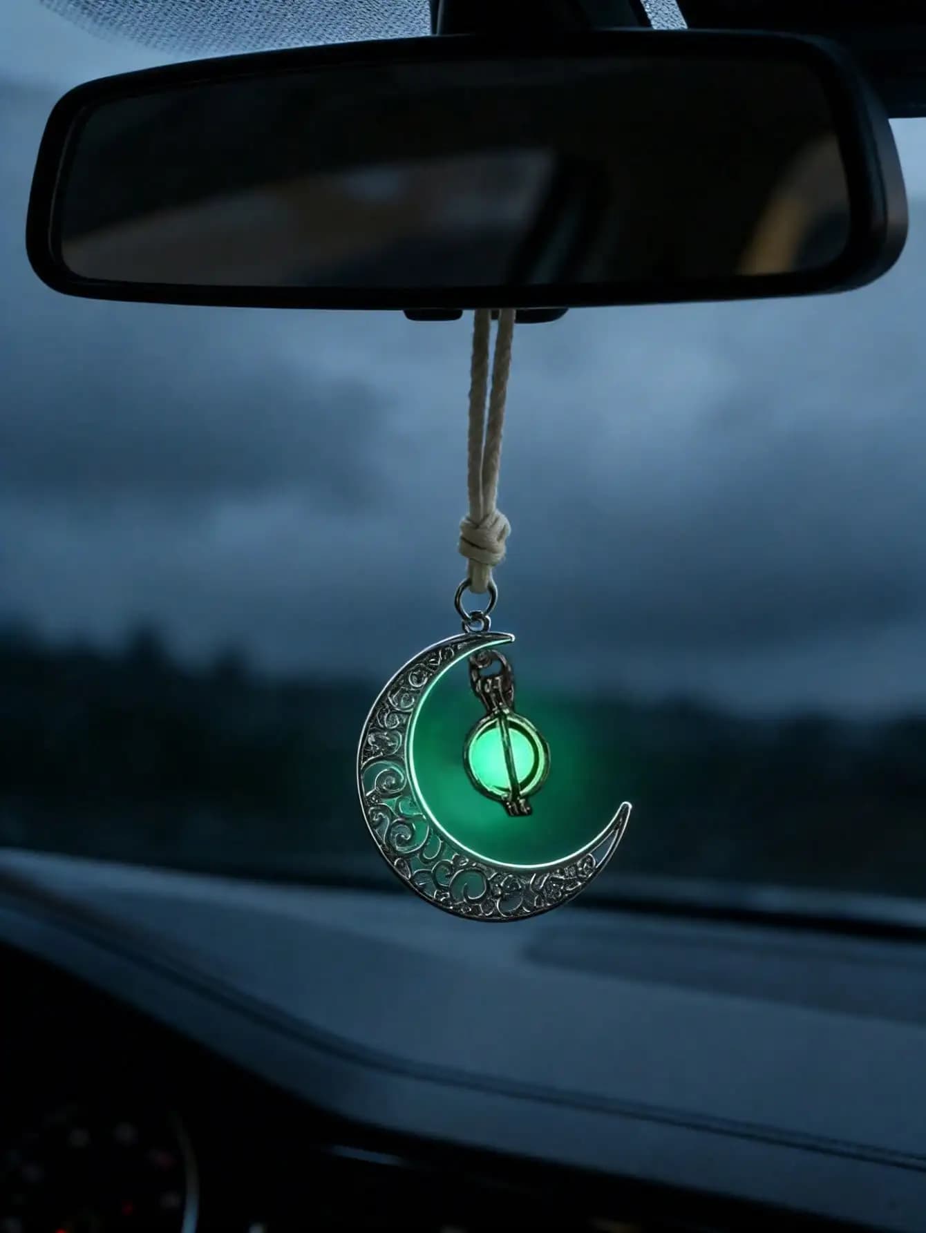 Ornement suspendu de voiture pendentif lune lumineuse – Design croissant creux, incrusté de pierre lumineuse, décor de rétroviseur élégant