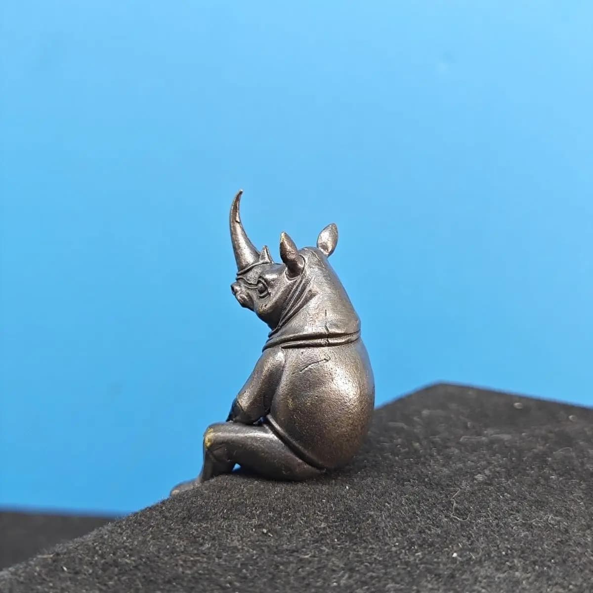 Figurine de rhinocéros assis en laiton Antique, modèle Animal réaliste en métal rétro pour décoration de bureau, Mini ornement de collection