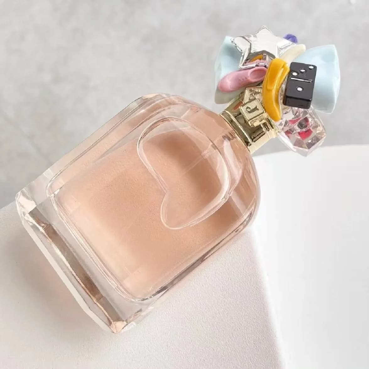 Parfum luxueux et envoûtant de 100 ml, senteur florale naturelle et fraîche, dégageant une aura douce et sucrée, essentiel pour les rendez-vous romantiques.