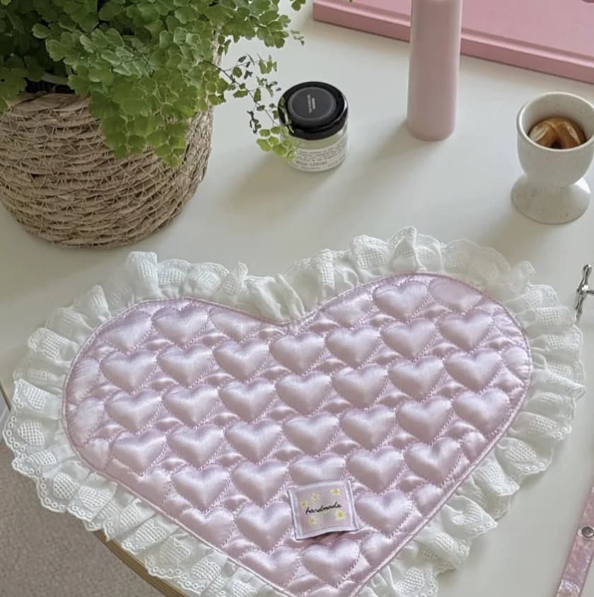 Dessous de verre en dentelle en forme de coeur avec surface satinée