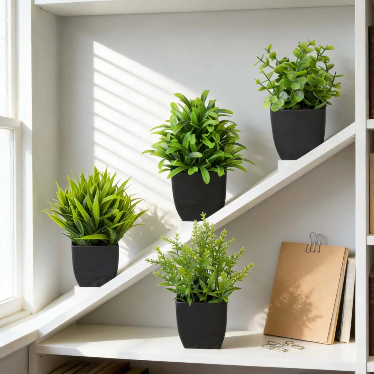 1 pièce Plante artificielle en pot d'eucalyptus réaliste avec pot noir