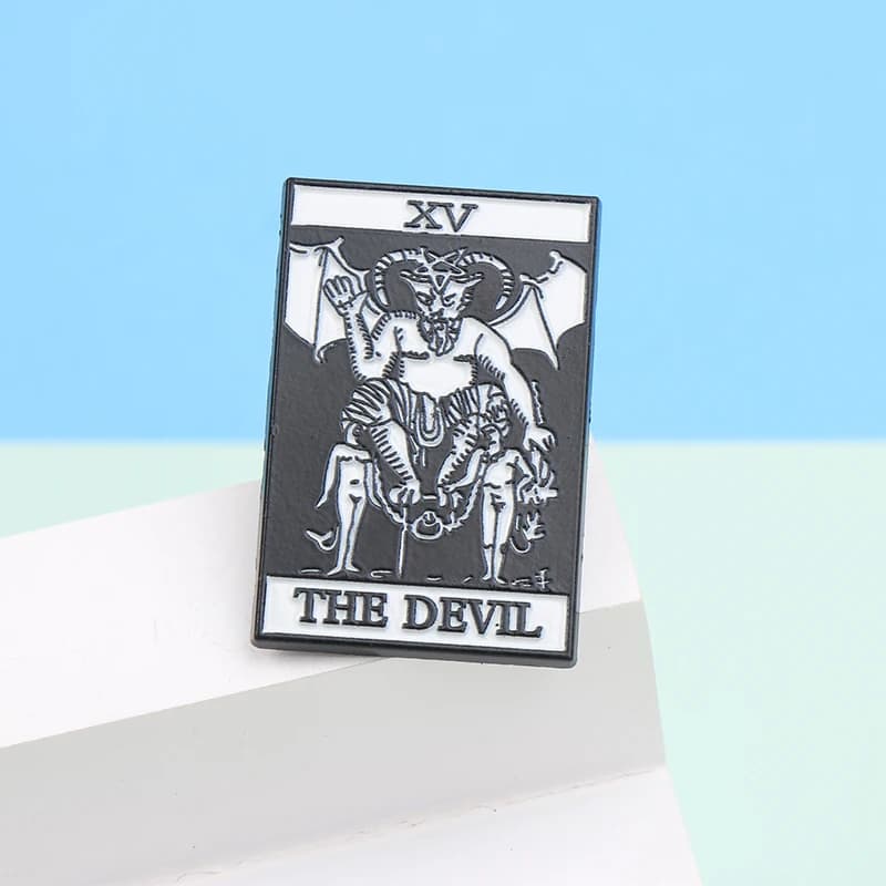 Carte de Tarot de dessin animé le diable en métal émail