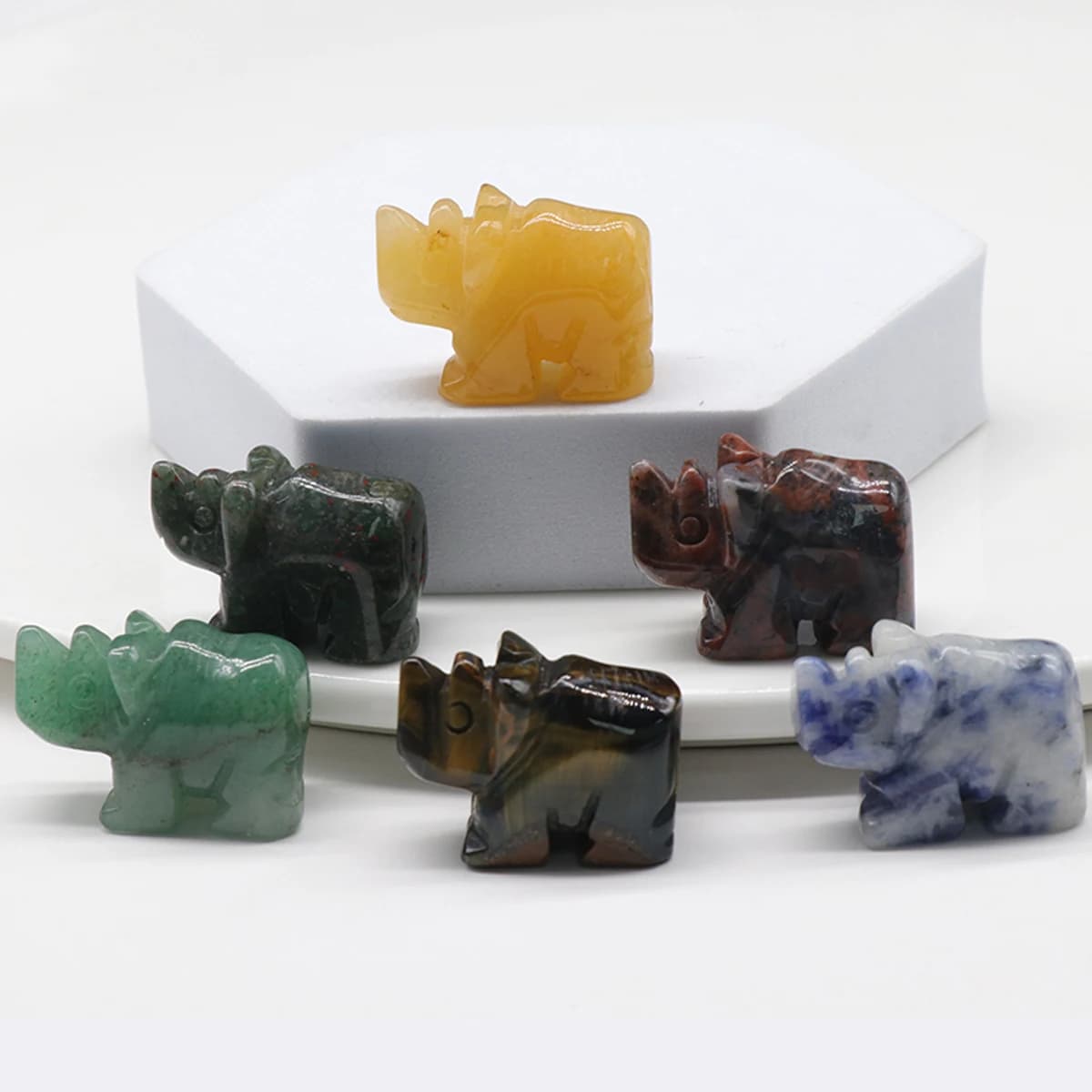 Statue de rhinocéros sculptée en quartz rose de charbon naturel