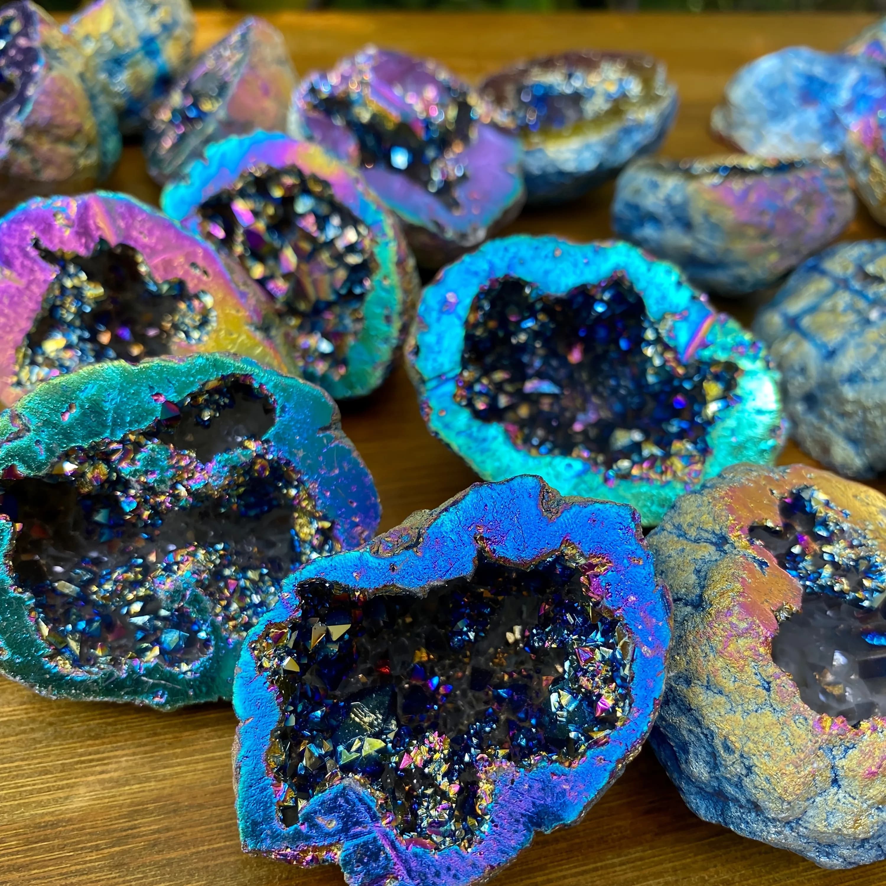 Géode de quartz arc-en-ciel - Un grappe de cristaux synthétiques galvanisés violet-bleu, chatoyant aux couleurs arc-en-ciel.