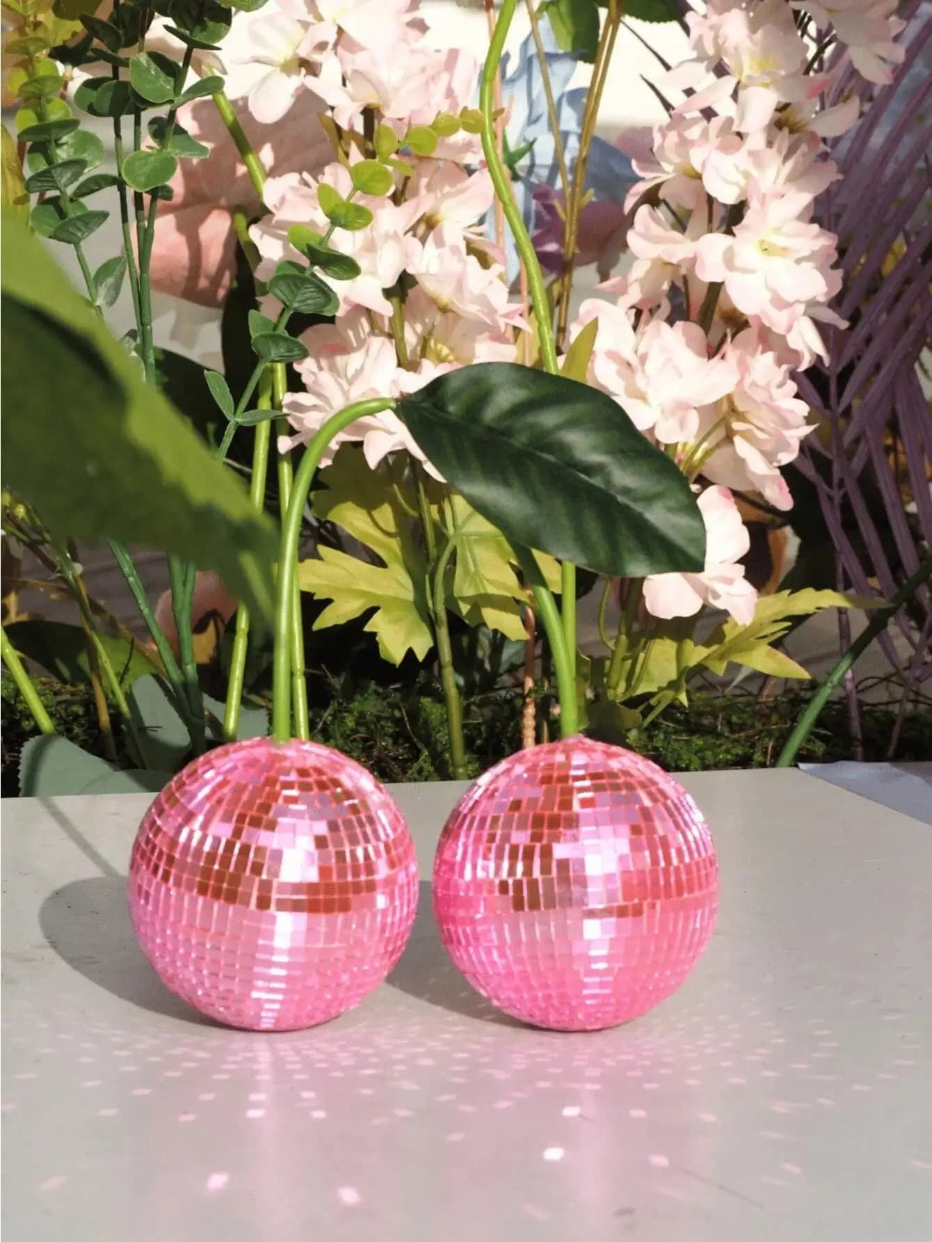 Les cerises disco sont utilisées pour la décoration murale