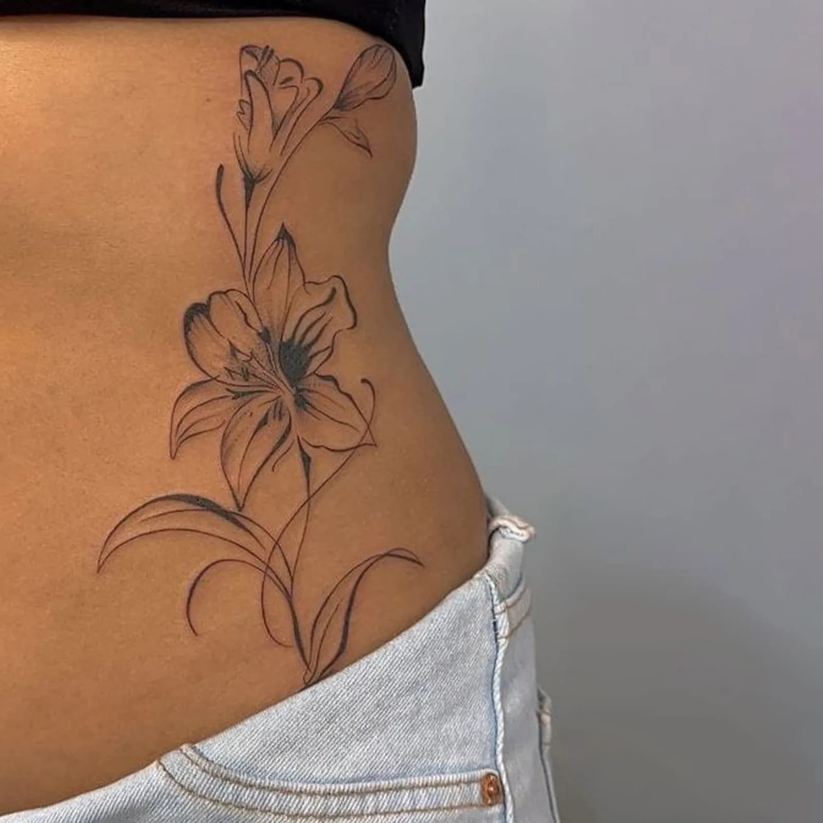 Tatouage temporaire Lily, motif floral simple en ligne, tatouage sexy pour la taille et le ventre, art corporel imperméable et longue durée