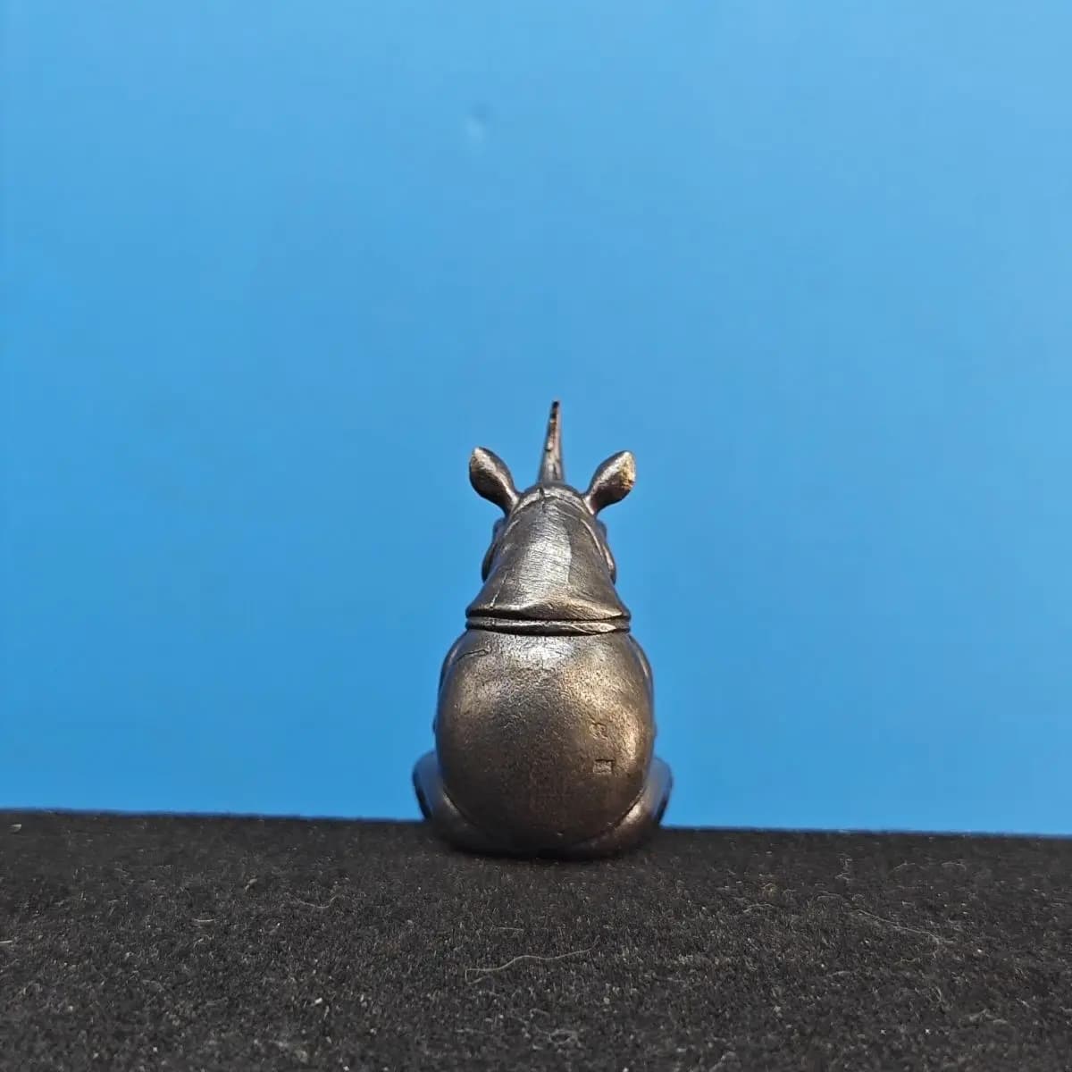 Figurine de rhinocéros assis en laiton Antique, modèle Animal réaliste en métal rétro pour décoration de bureau, Mini ornement de collection