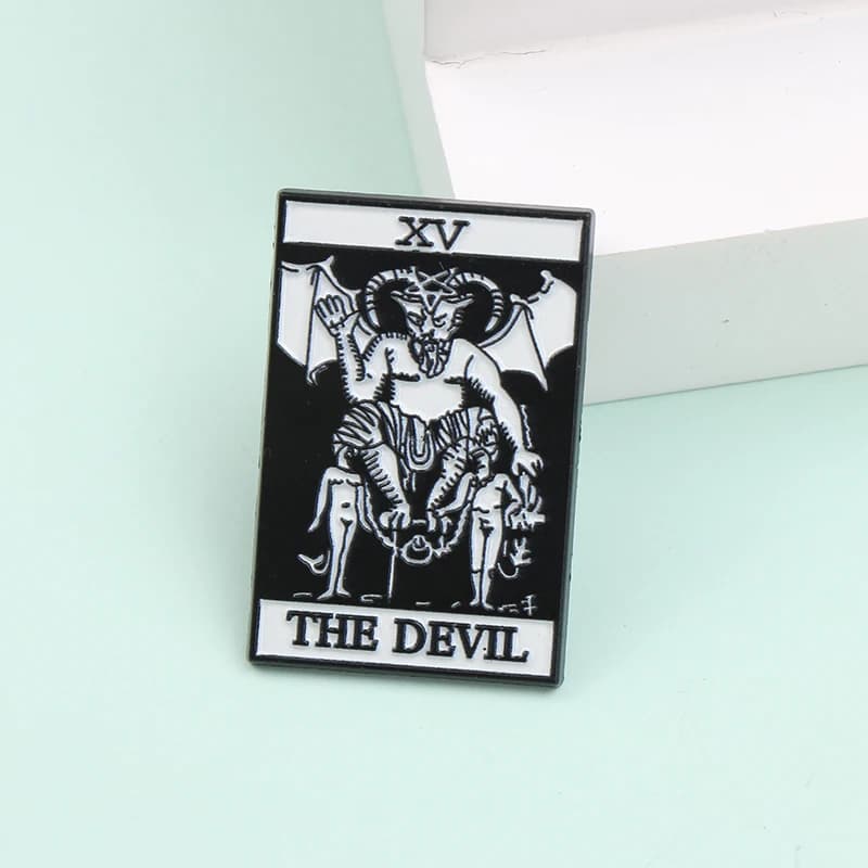 Carte de Tarot de dessin animé le diable en métal émail