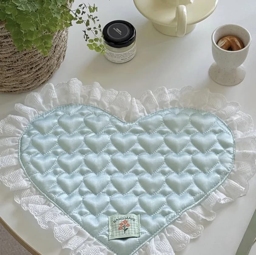 Dessous de verre en dentelle en forme de coeur avec surface satinée