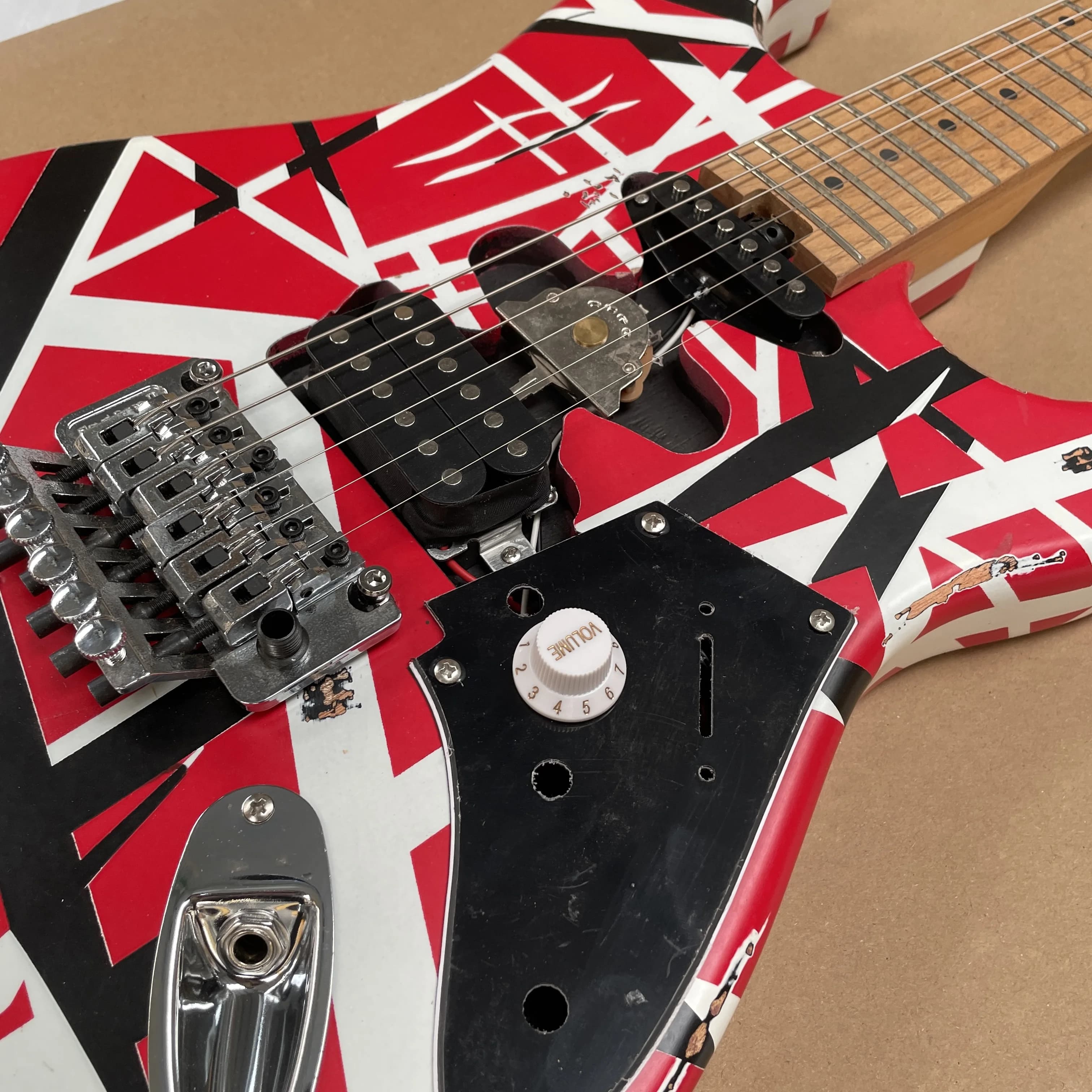 Guitare électrique à 6 cordes de style vintage avec micro SH et système de trémolo