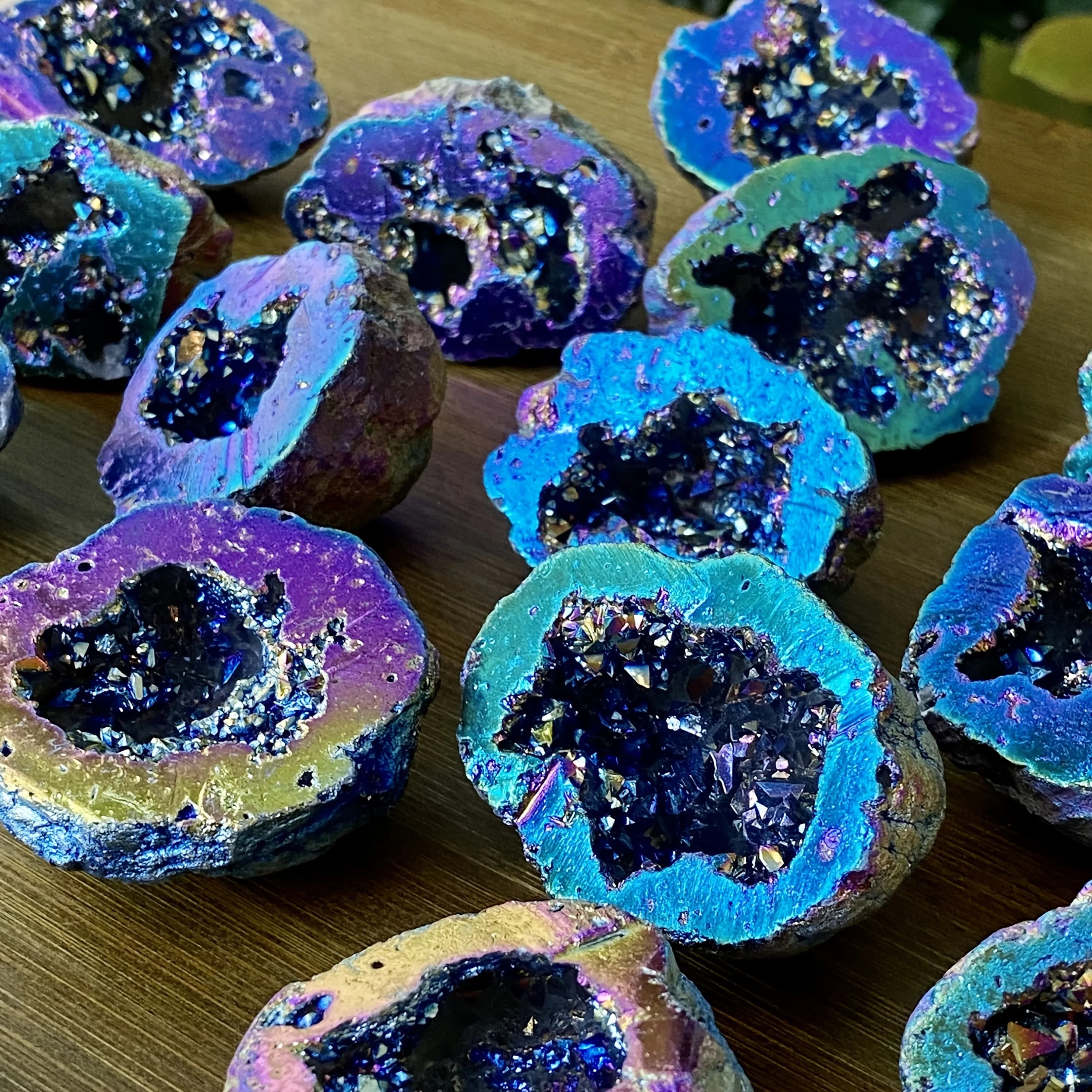 Géode de quartz arc-en-ciel - Un grappe de cristaux synthétiques galvanisés violet-bleu, chatoyant aux couleurs arc-en-ciel.