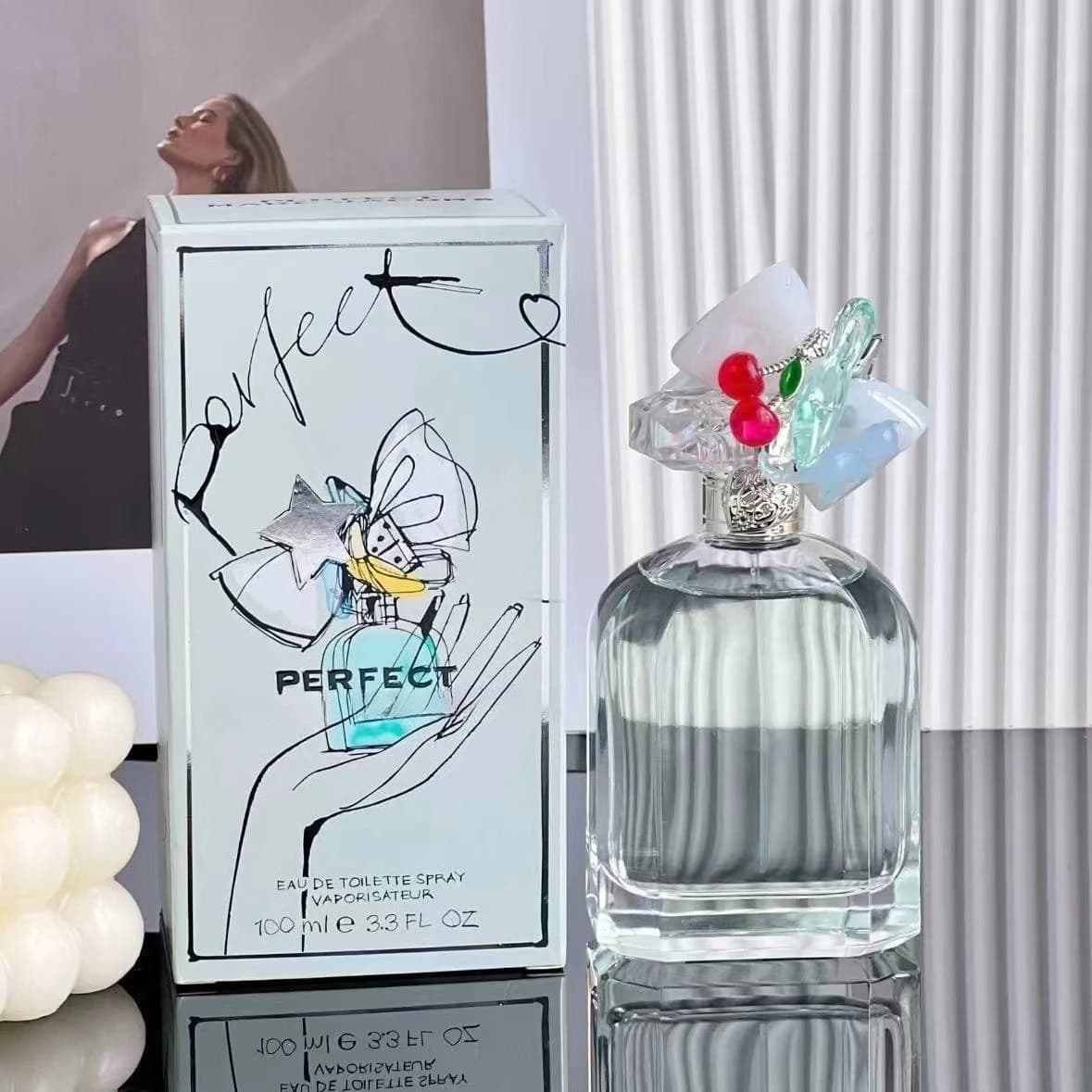 Parfum luxueux et envoûtant de 100 ml, senteur florale naturelle et fraîche, dégageant une aura douce et sucrée, essentiel pour les rendez-vous romantiques.