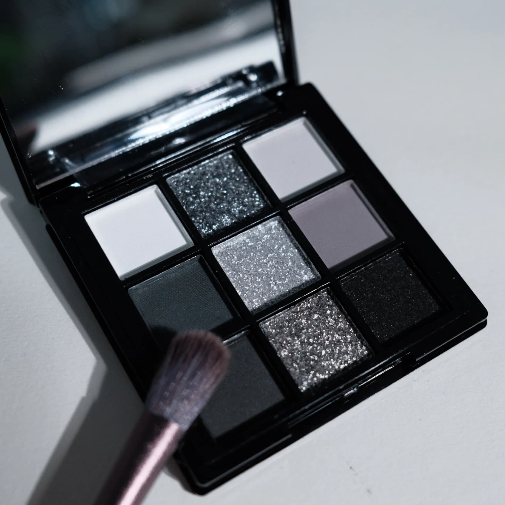 Palette de fards à paupières 9 couleurs, noir foncé, gris argenté, finition scintillante et mate, style smoky, maquillage pour scène, fête, performance
