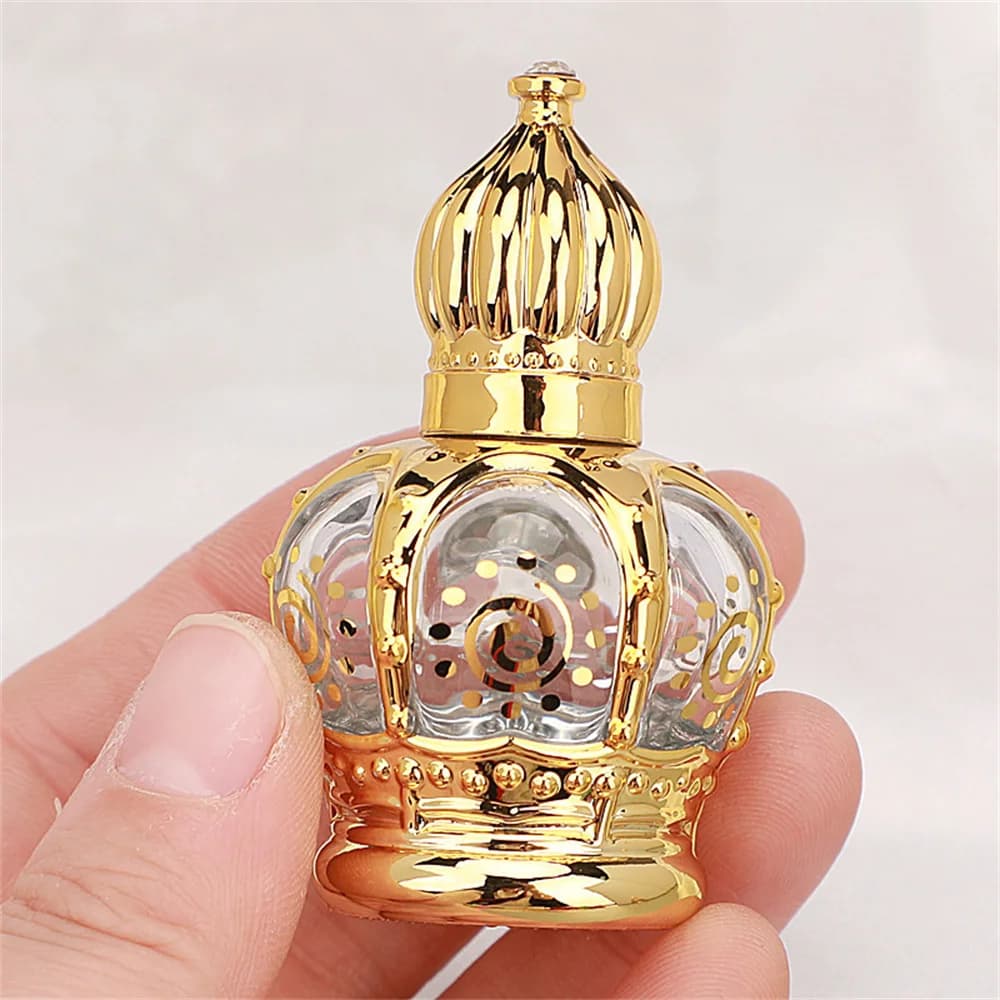 Bouteille d'huile essentielle dorée de luxe