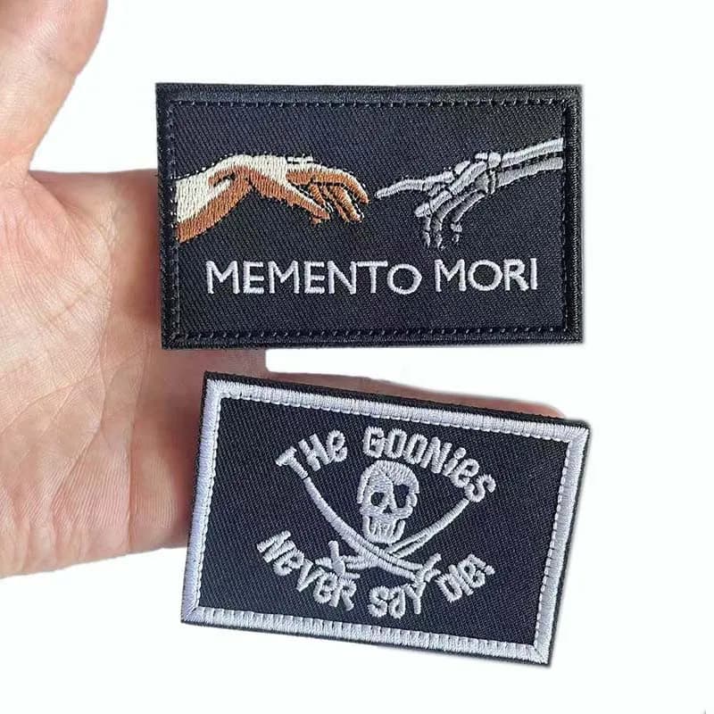 "Never Say Die","Memento Mori" patchs tissu Applique crâne broderie moral Badge, emblème tactique militaire autocollant de sac à dos