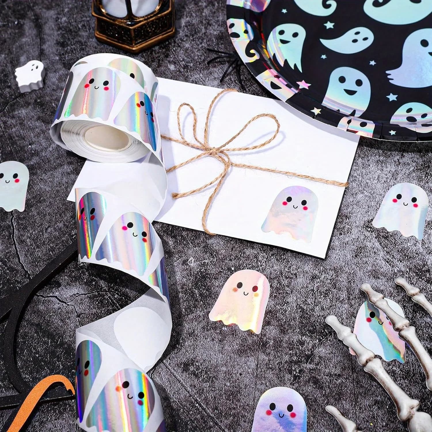 Rouleau d'autocollants fantômes d'Halloween, 500 pièces, autocollants laser fantômes, autocollants décoratifs en papier auto-adhésifs pour fête mignonne de trick or treat