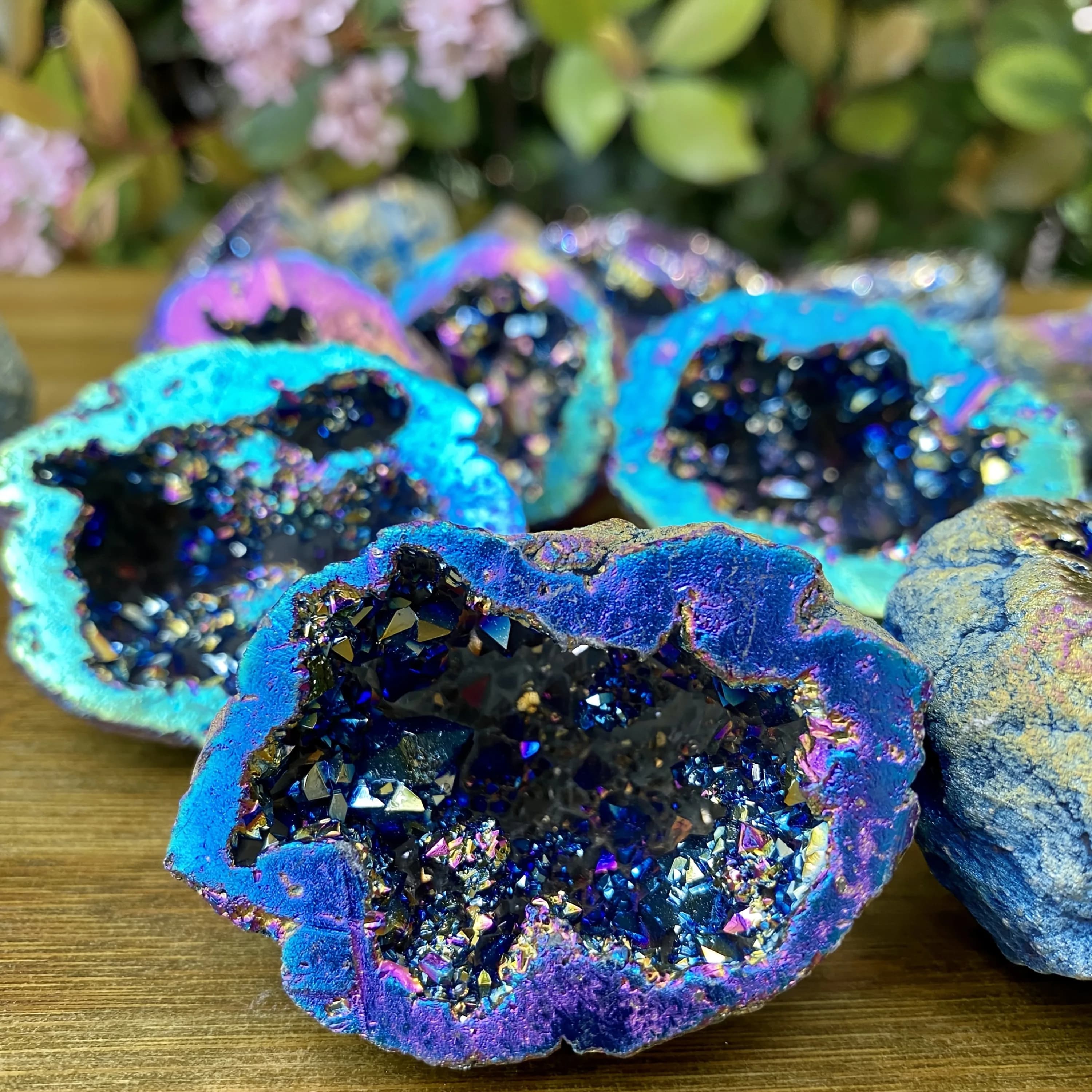 Géode de quartz arc-en-ciel - Un grappe de cristaux synthétiques galvanisés violet-bleu, chatoyant aux couleurs arc-en-ciel.