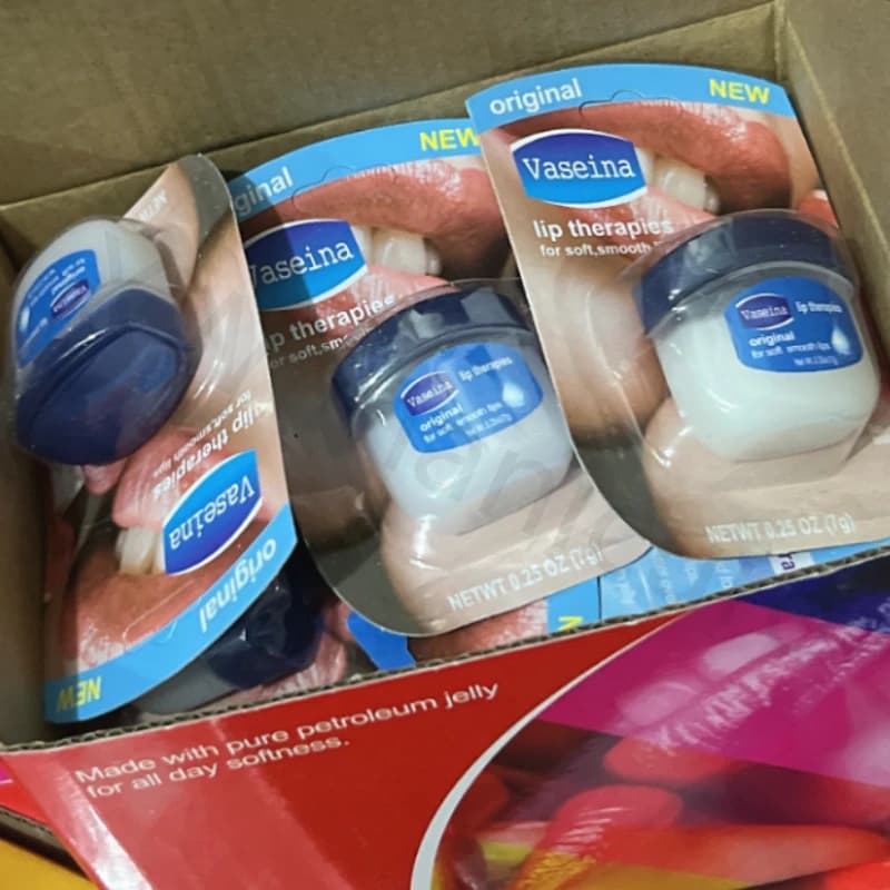 Le baume à lèvres en vaseline peut hydrater les lèvres, prévient la sécheresse, estompe les lignes et offre une humidité longue durée