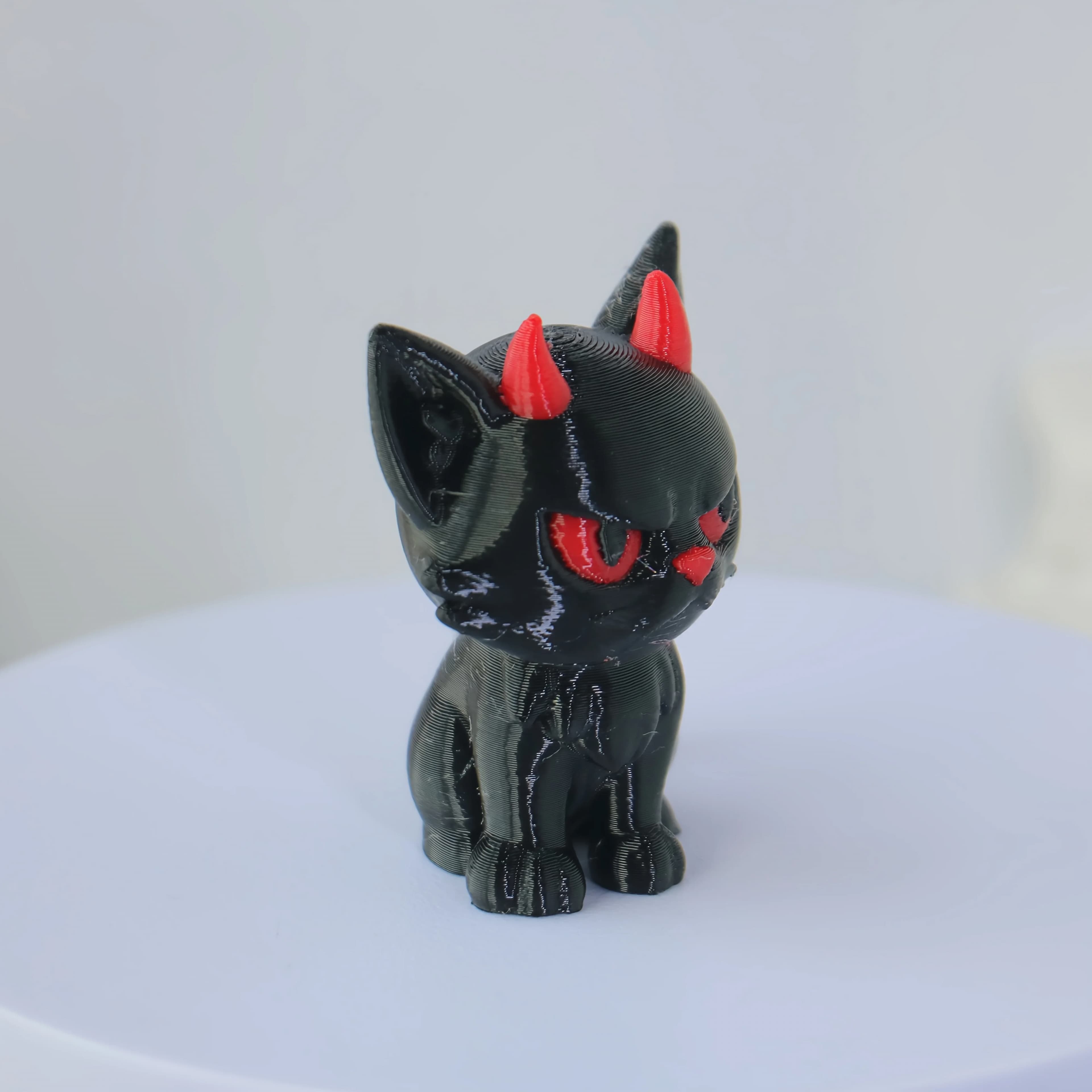 Statue de chat diable gothique – Ornement en plastique noir, décoration de bureau originale, cadeau idéal pour Halloween, Pâques et anniversaires.