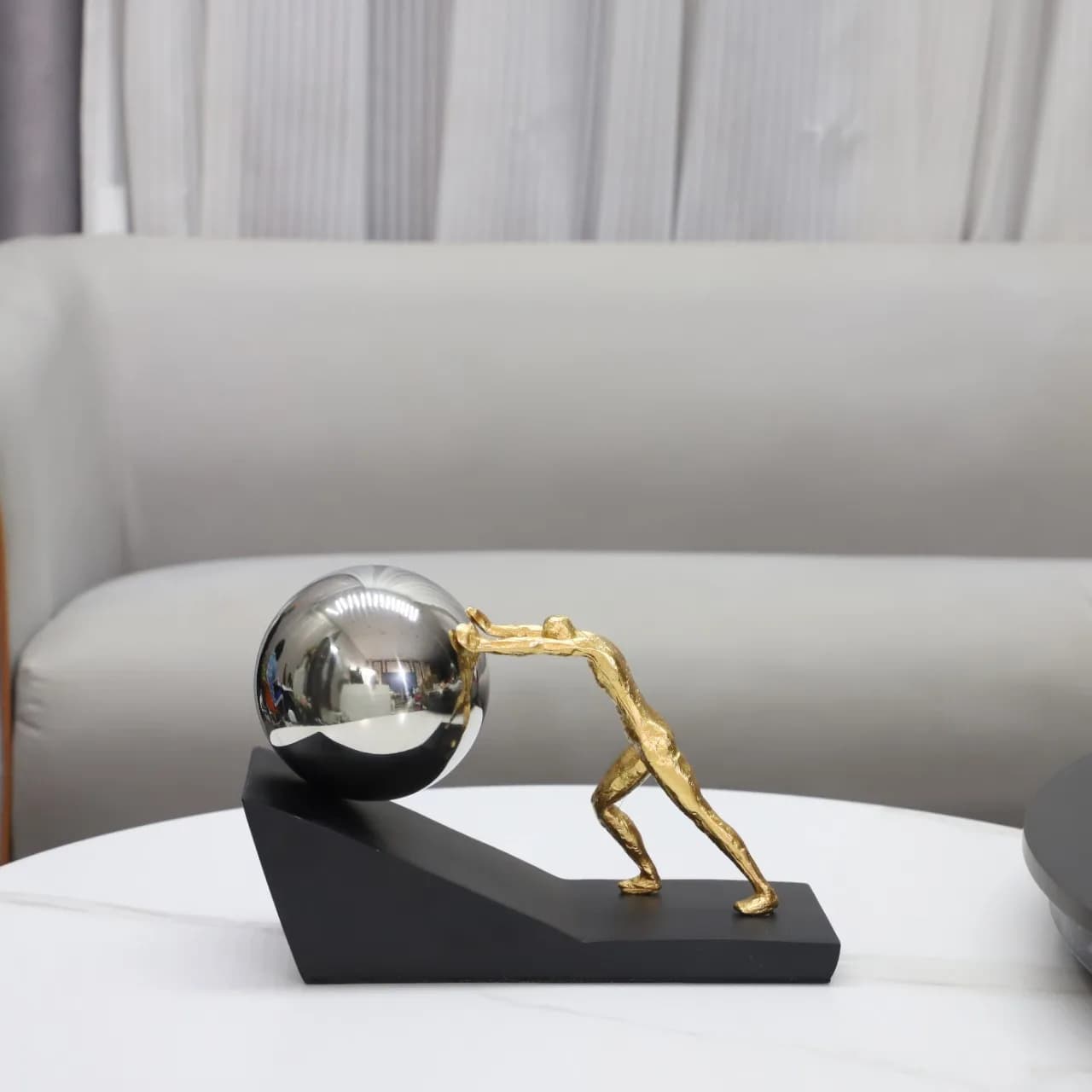 Poussant la boule personnage résine Sculpture bureau décoration ornements figurines mythiques Sisyphus poussé la Statue de pierre roulante