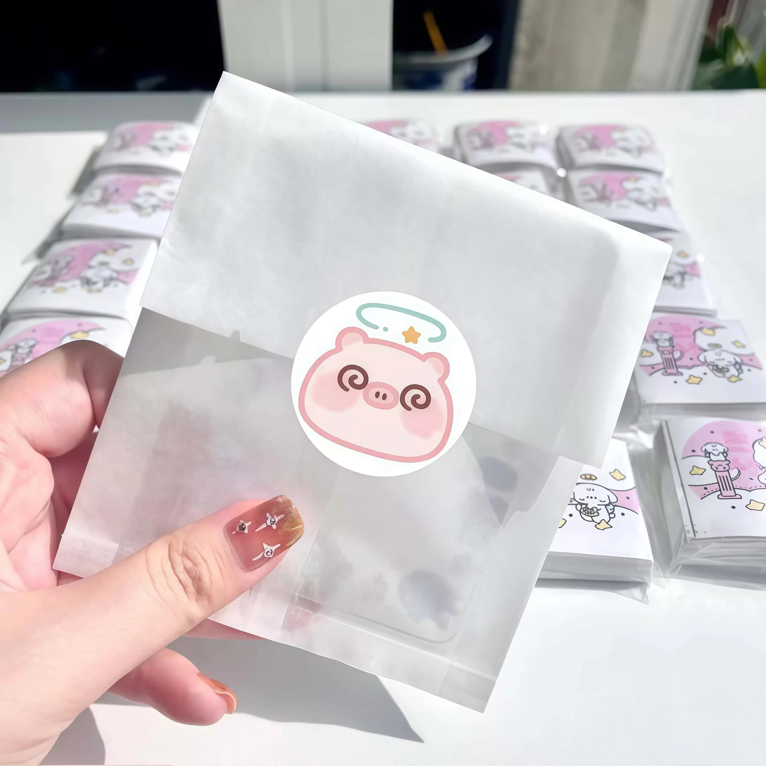 Rouleau d'autocollants cochon rose mignon, 500 pièces, autocollants ronds avec expressions adorables multiples pour la décoration, le bricolage et les cadeaux