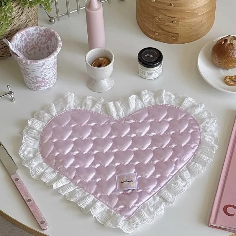 Dessous de verre en dentelle en forme de coeur avec surface satinée