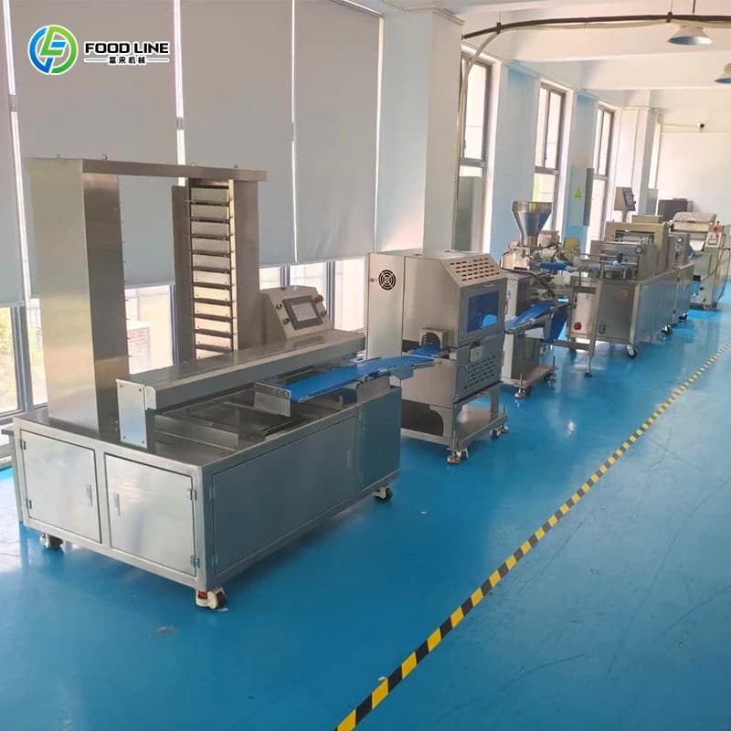 Machine automatique pour la fabrication de pâtisseries, de tartes et de rouleaux, machine pour la fabrication de pâte feuilletée