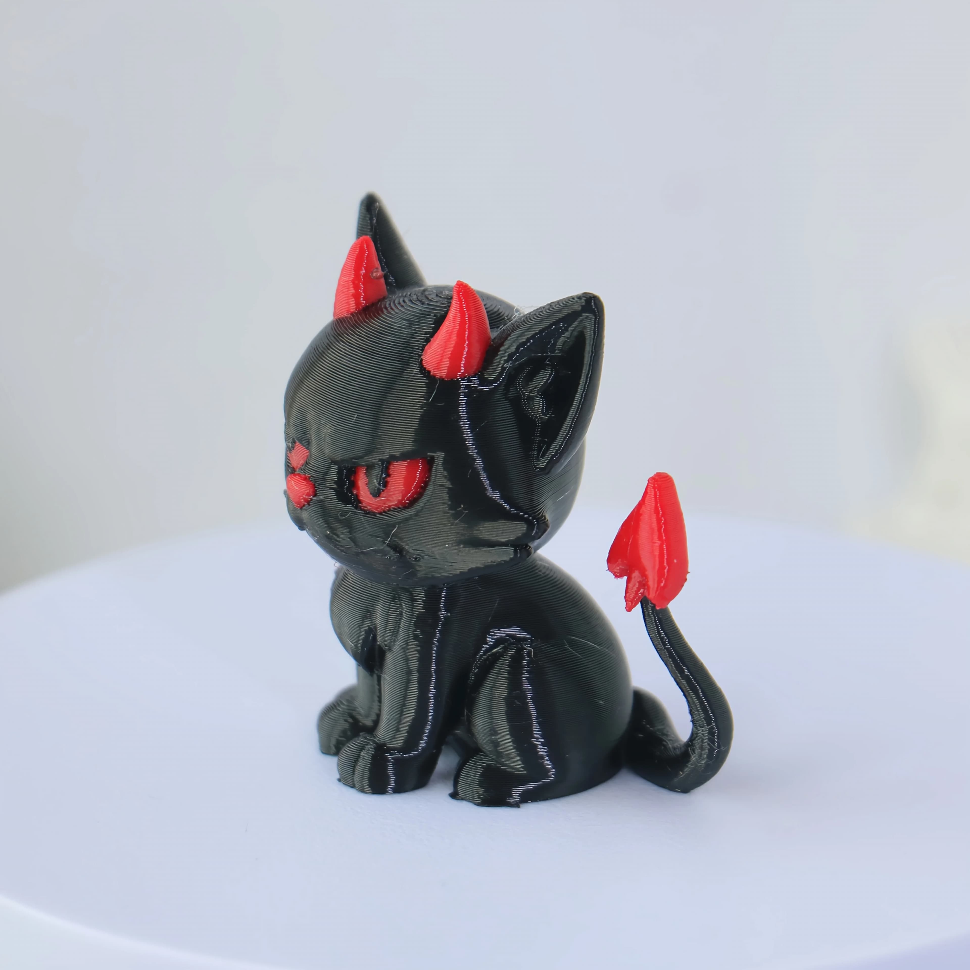 Statue de chat diable gothique – Ornement en plastique noir, décoration de bureau originale, cadeau idéal pour Halloween, Pâques et anniversaires.