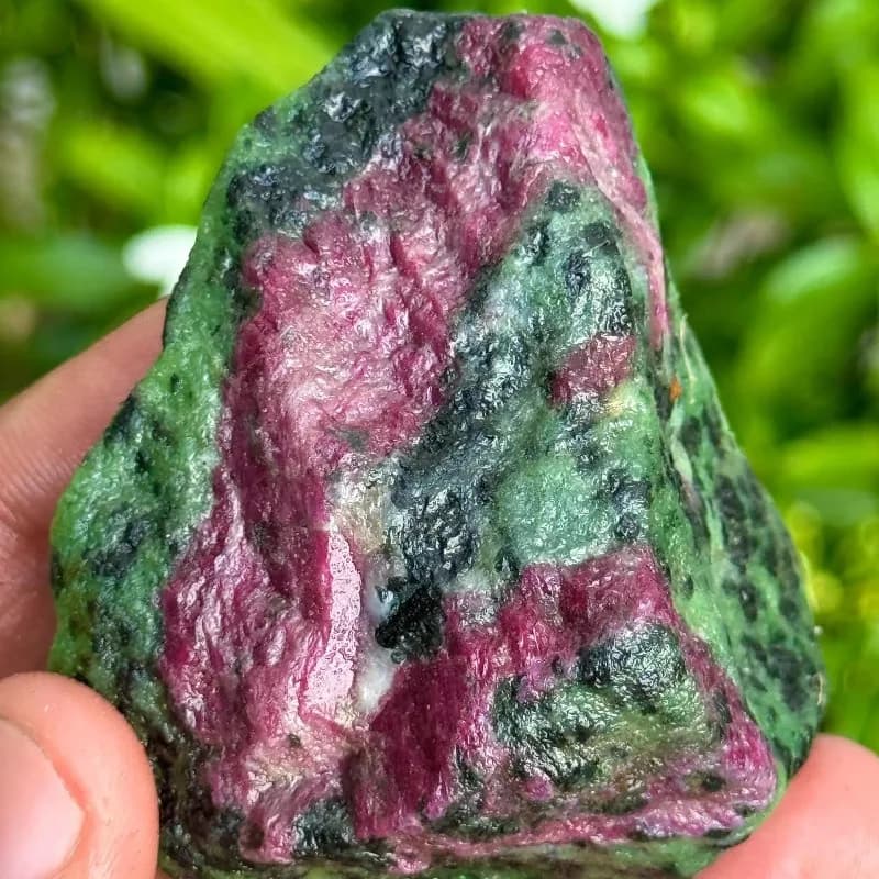 Rubis naturel de haute qualité dans une pierre de Zoisite - pierres brutes rouges et vertes de forme irrégulière, non polies et brutes