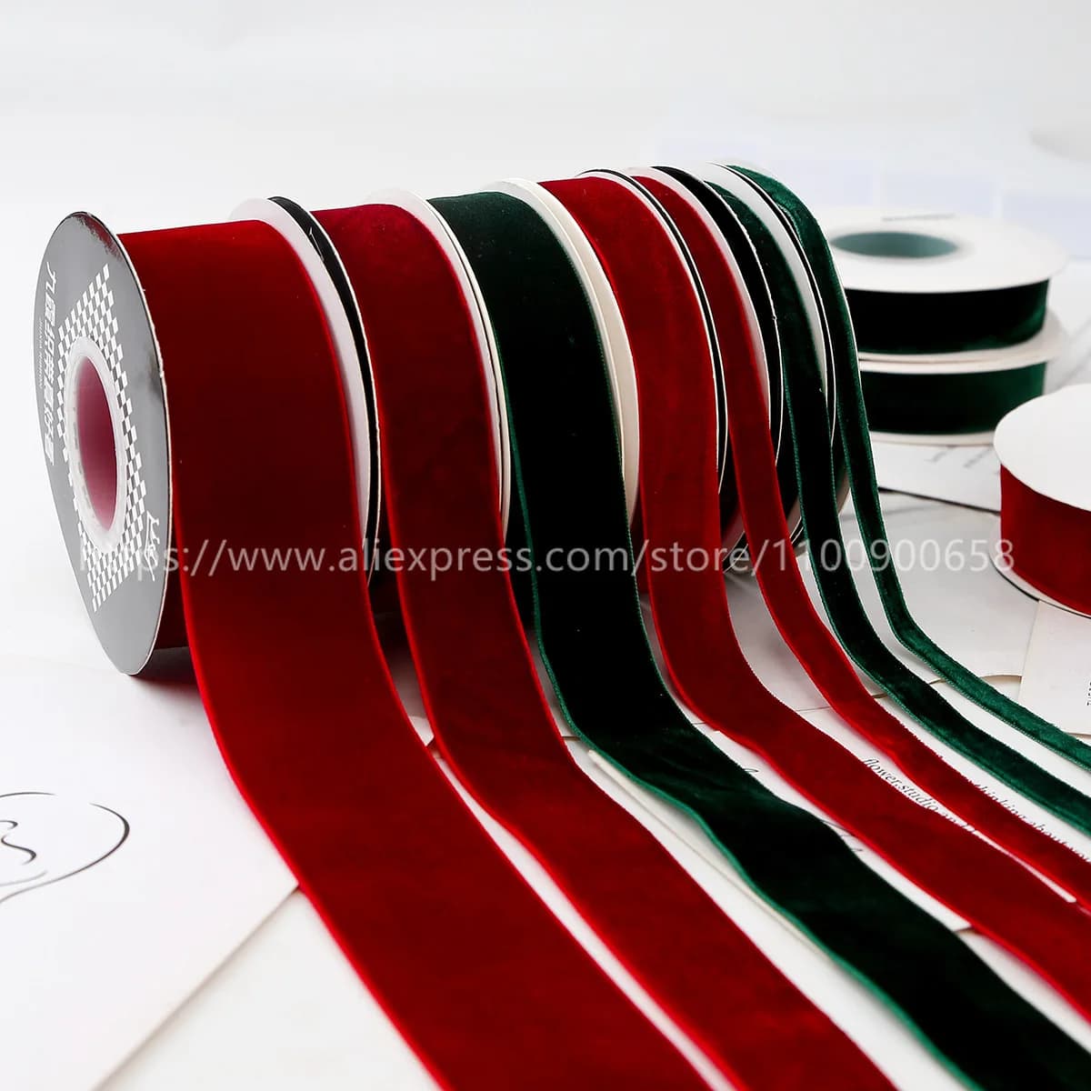 Rouleau de ruban en velours vert rouge vin