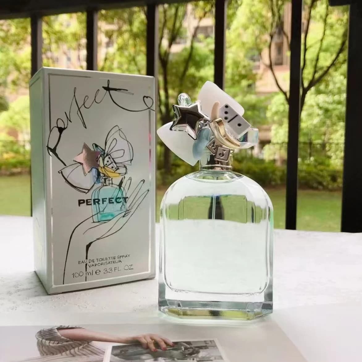 Parfum luxueux et envoûtant de 100 ml, senteur florale naturelle et fraîche, dégageant une aura douce et sucrée, essentiel pour les rendez-vous romantiques.