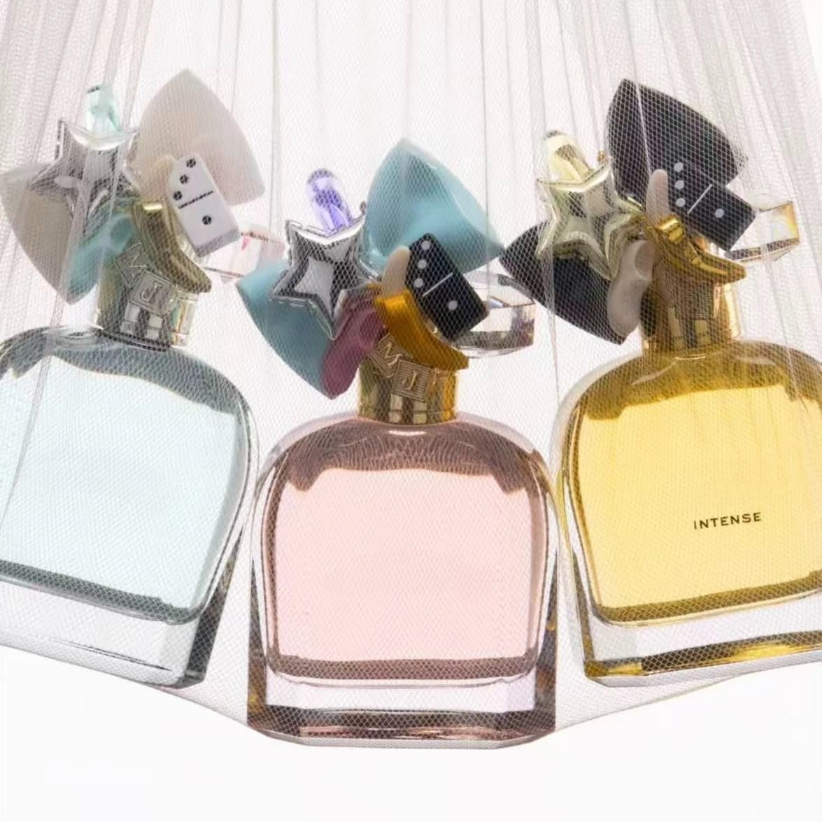 Parfum luxueux et envoûtant de 100 ml, senteur florale naturelle et fraîche, dégageant une aura douce et sucrée, essentiel pour les rendez-vous romantiques.