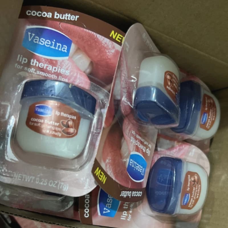 Le baume à lèvres en vaseline peut hydrater les lèvres, prévient la sécheresse, estompe les lignes et offre une humidité longue durée