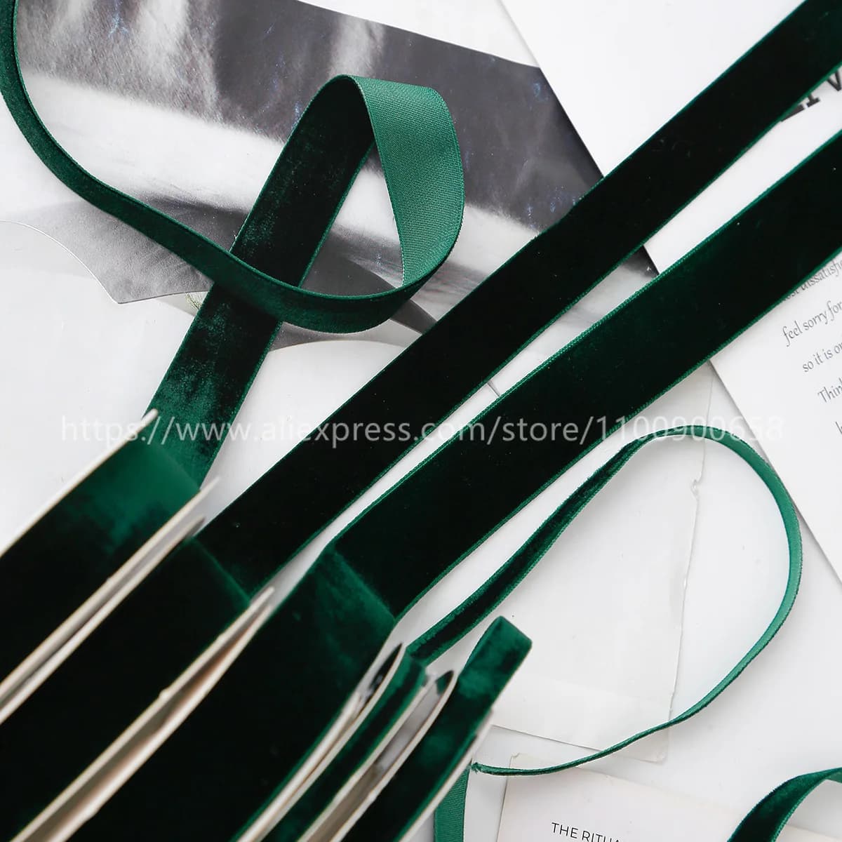 Rouleau de ruban en velours vert rouge vin