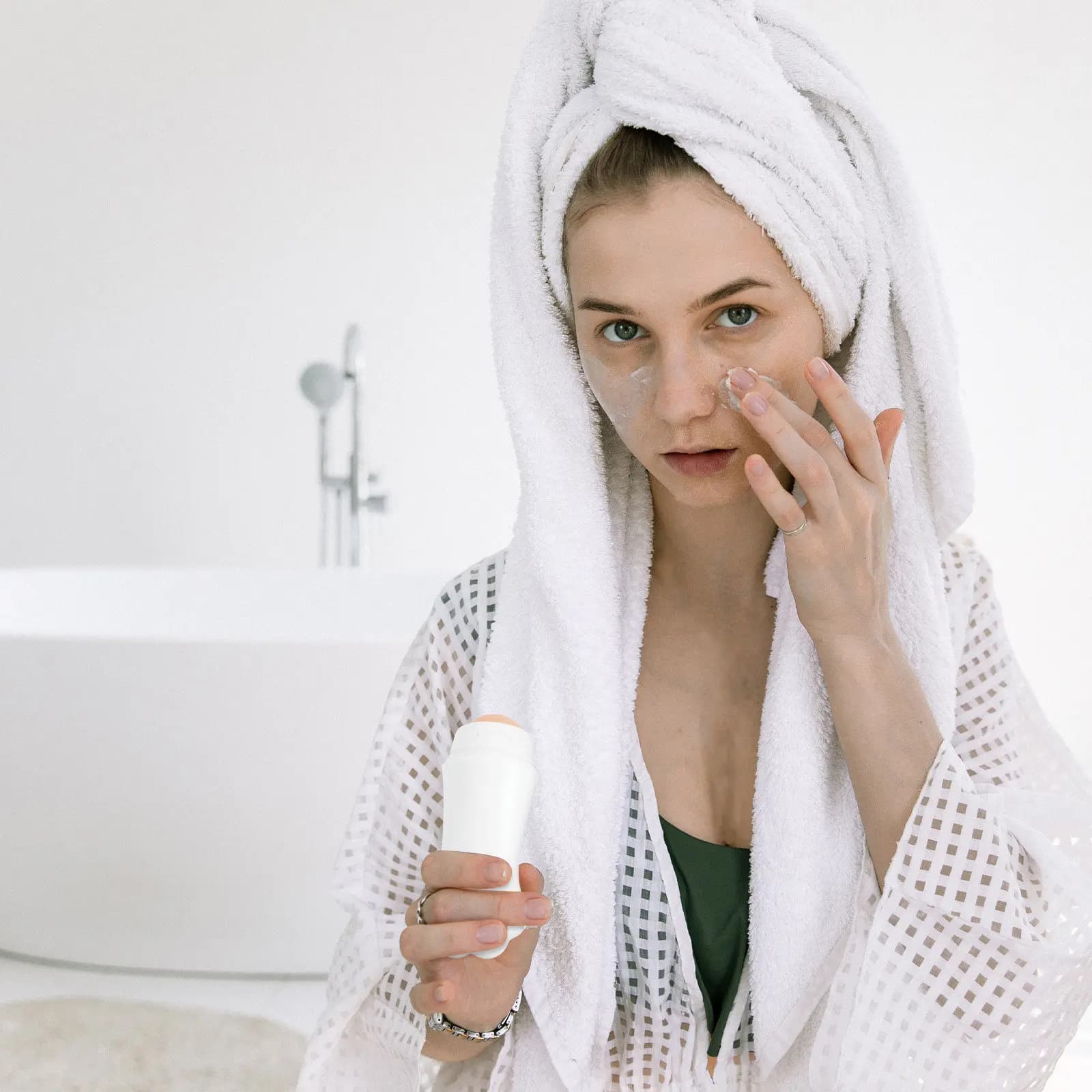 Rouleau absorbant matifiant pour le visage en pierre volcanique