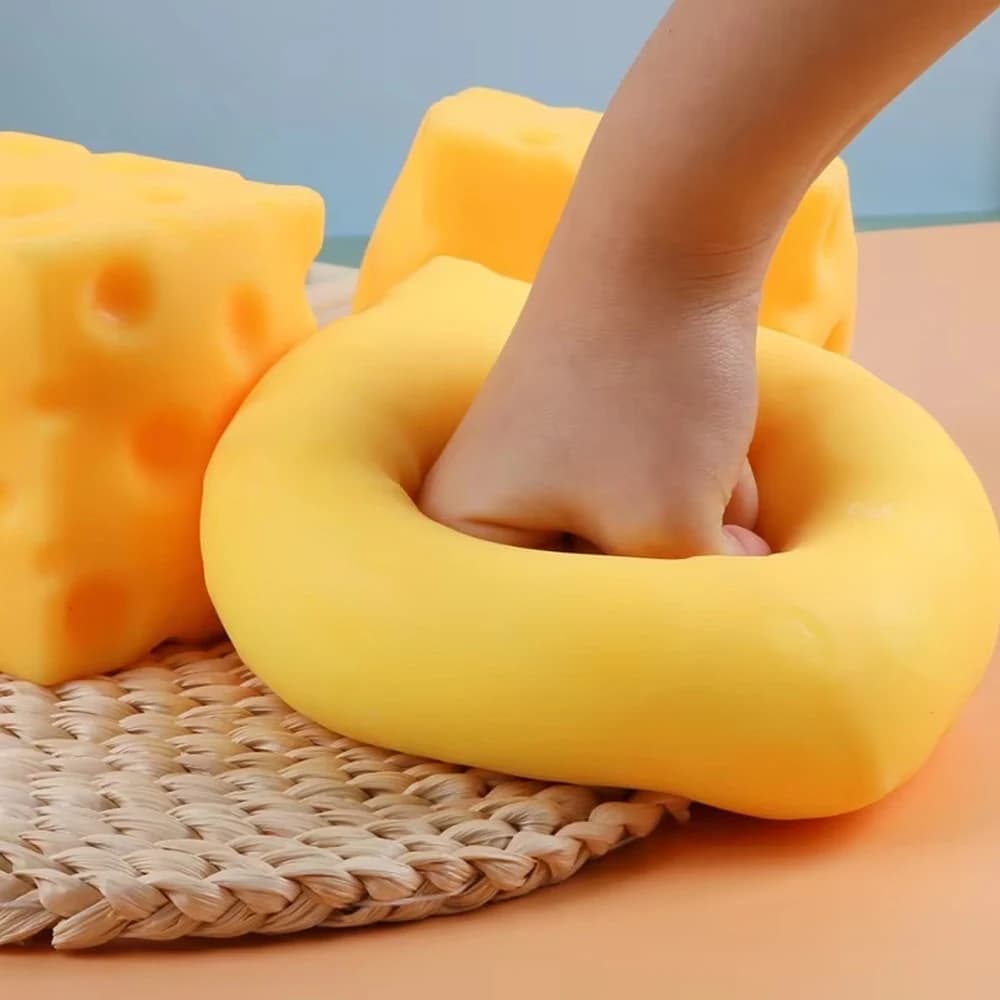 Jouet géant en forme de fromage à presser