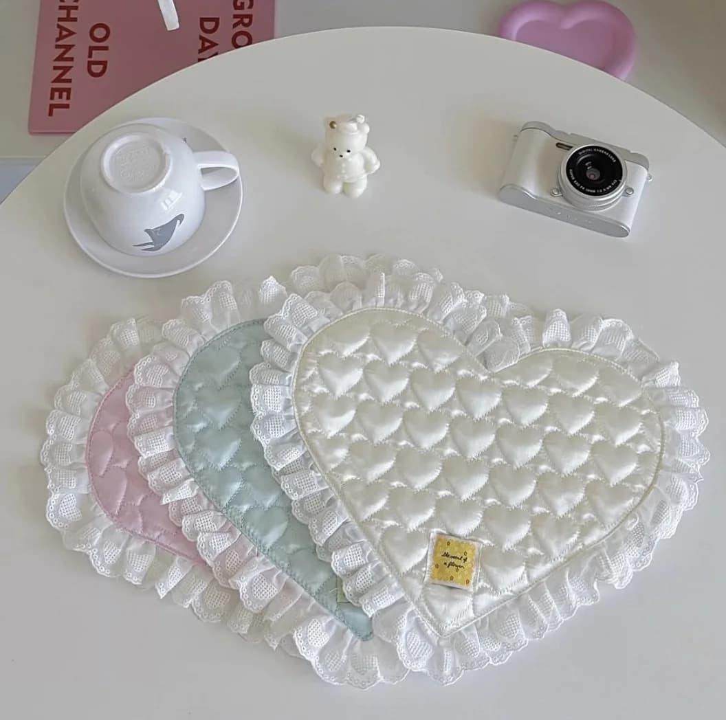 Dessous de verre en dentelle en forme de coeur avec surface satinée