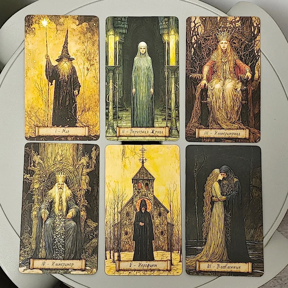Jeu de Tarot Shadow Fates 10.3x6cm, 78 cartes sombres rentrées dans le folklore, le mythe et la sagesse de l'ombre-langue russe