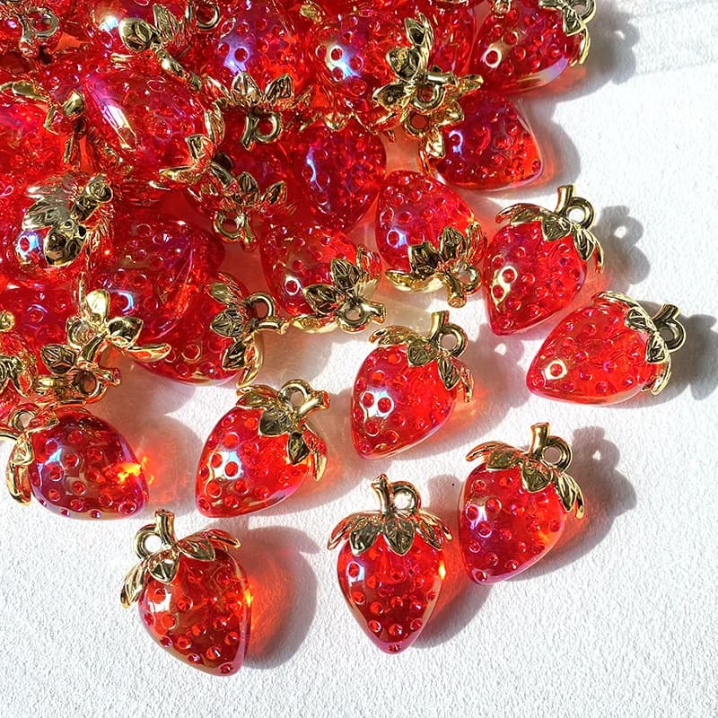 Breloques acryliques fraise rouge