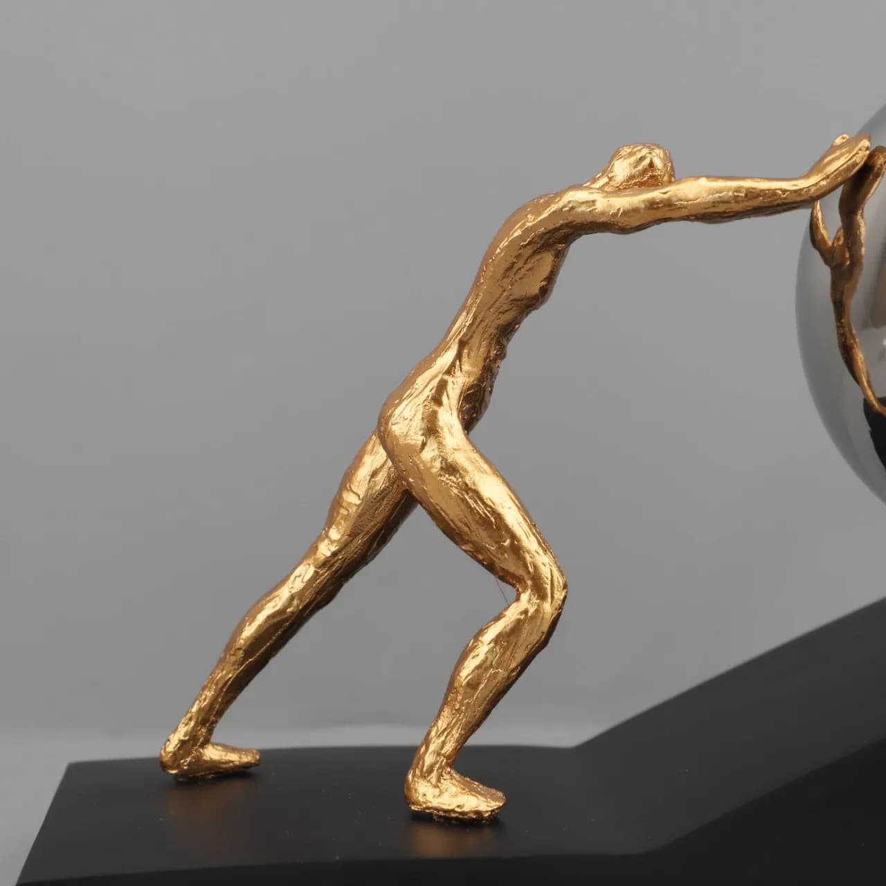 Poussant la boule personnage résine Sculpture bureau décoration ornements figurines mythiques Sisyphus poussé la Statue de pierre roulante
