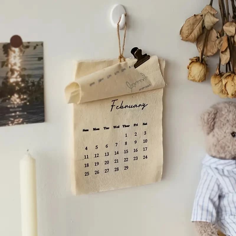 Joli calendrier 2026 créatif en toile avec crochets