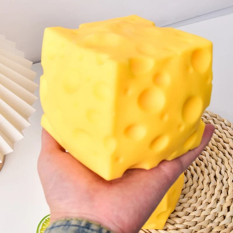 Jouet géant en forme de fromage à presser