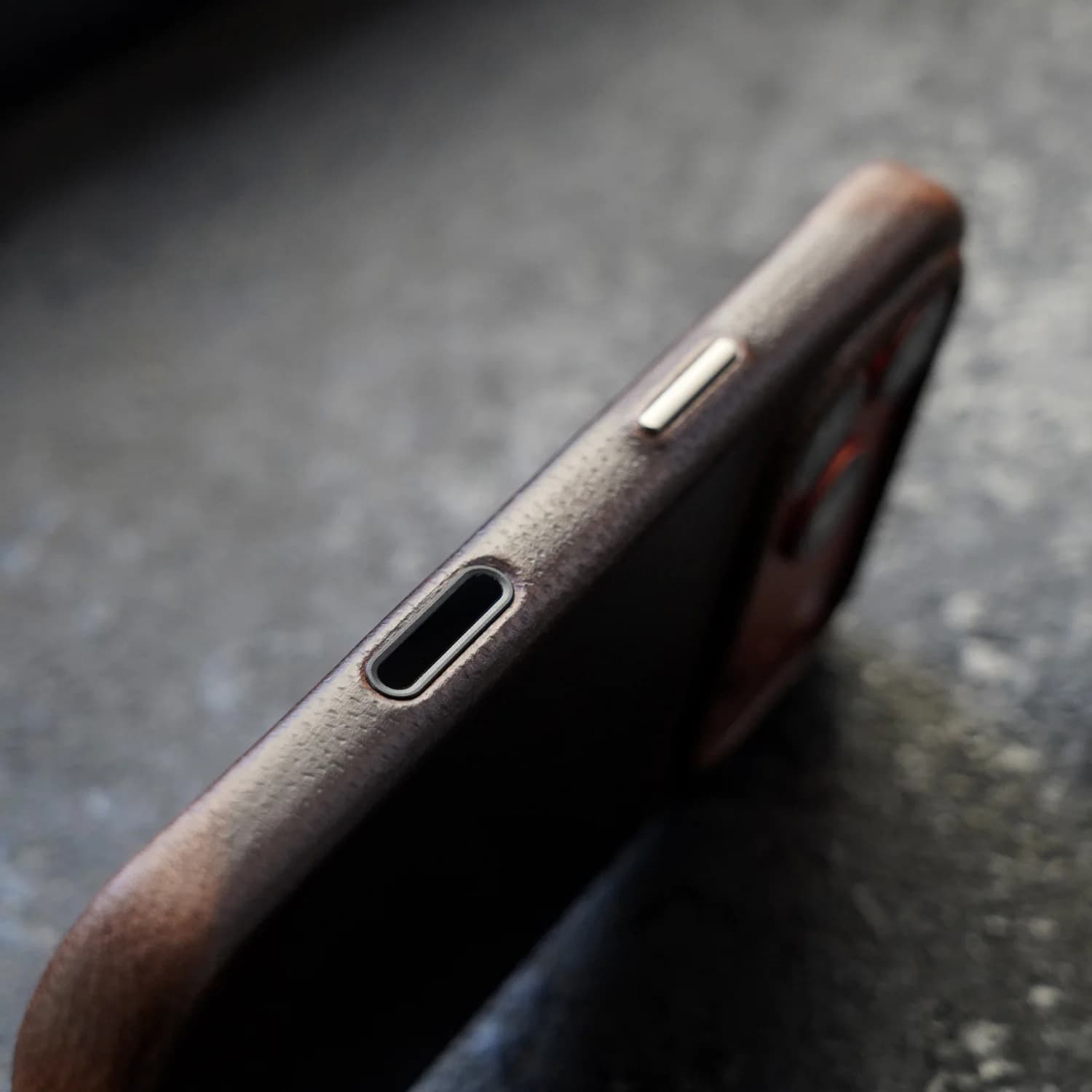 Étui en cuir véritable fait main YMW Horween pour iPhone 17 Pro / 17 Pro Max – Housse de téléphone de luxe en cuir de vachette huilé à effet pull-up pour affaires