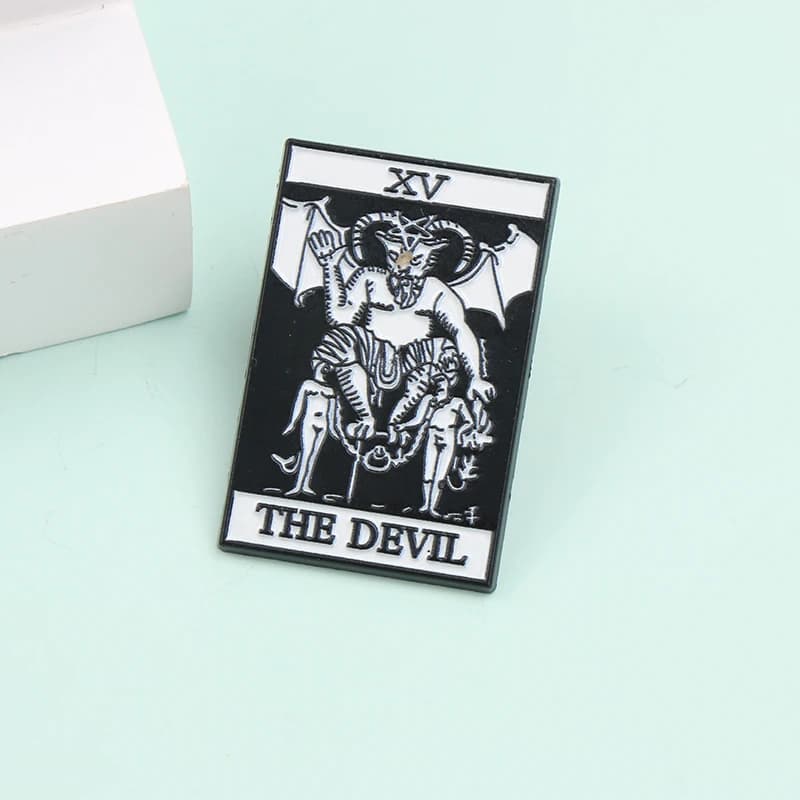 Carte de Tarot de dessin animé le diable en métal émail