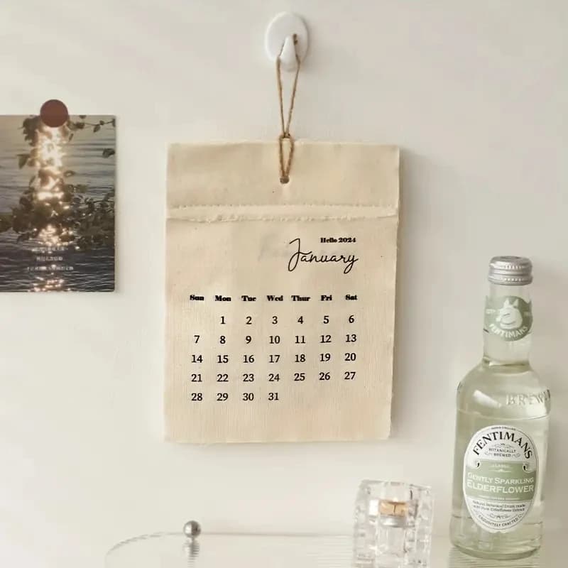 Joli calendrier 2026 créatif en toile avec crochets