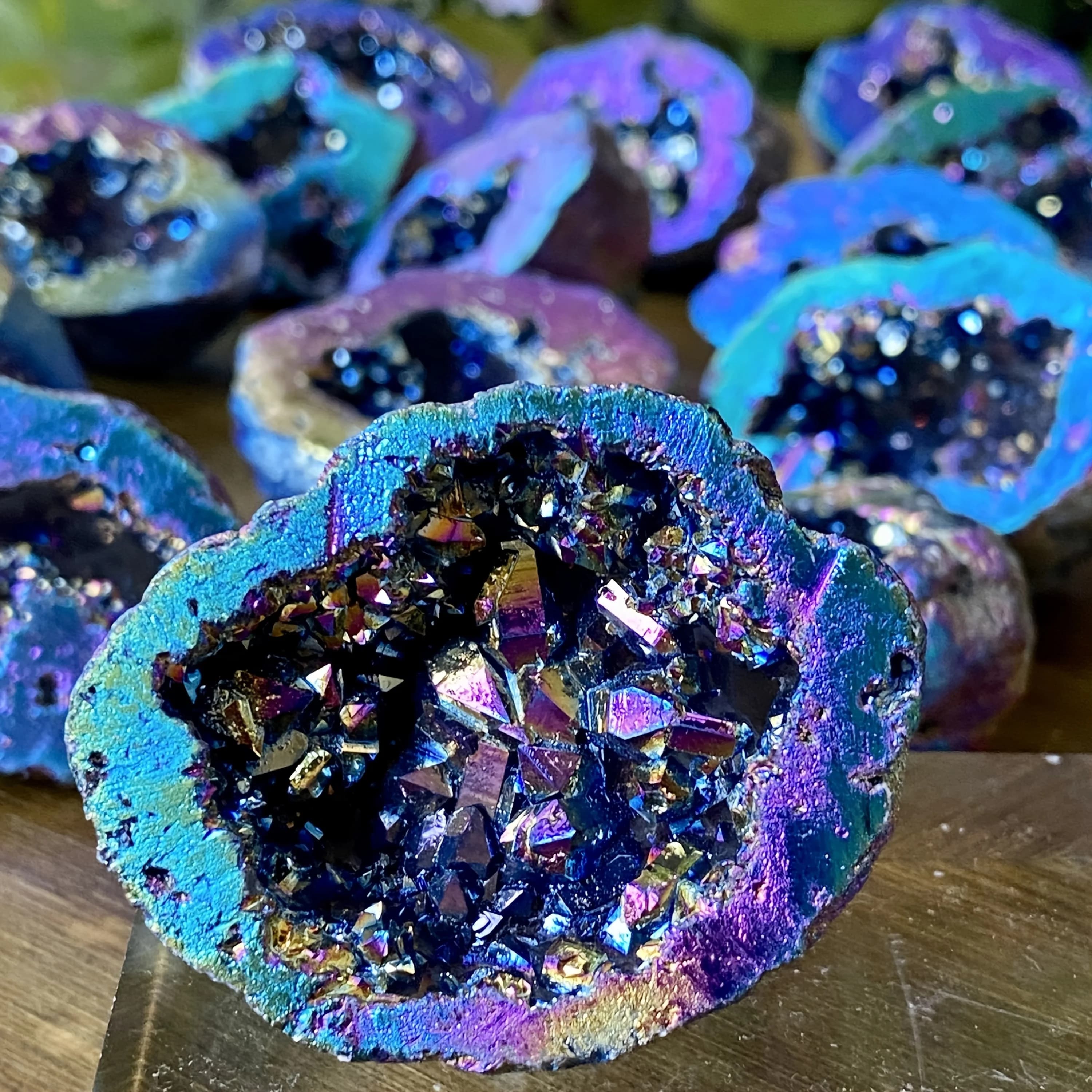 Géode de quartz arc-en-ciel - Un grappe de cristaux synthétiques galvanisés violet-bleu, chatoyant aux couleurs arc-en-ciel.