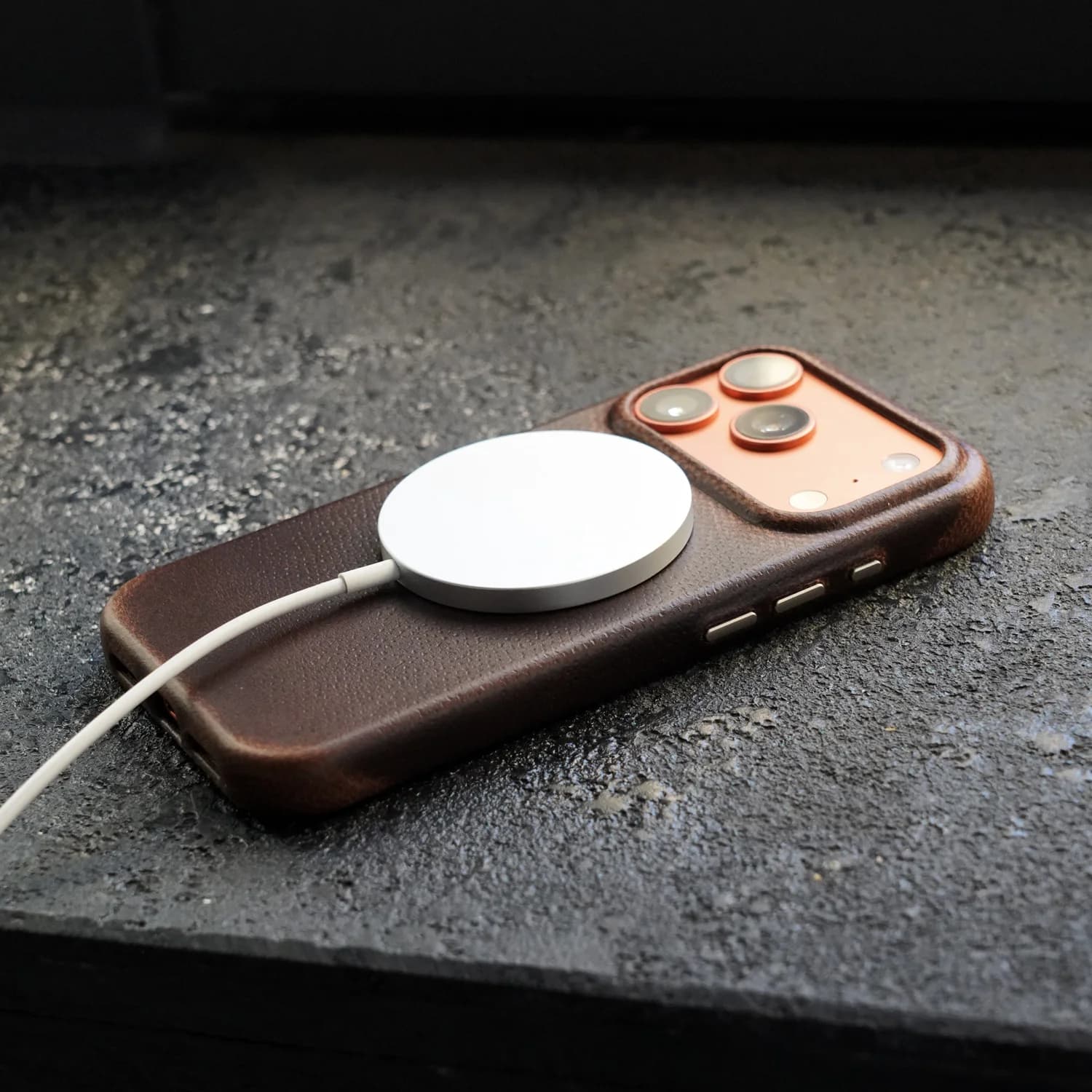 Étui en cuir véritable fait main YMW Horween pour iPhone 17 Pro / 17 Pro Max – Housse de téléphone de luxe en cuir de vachette huilé à effet pull-up pour affaires