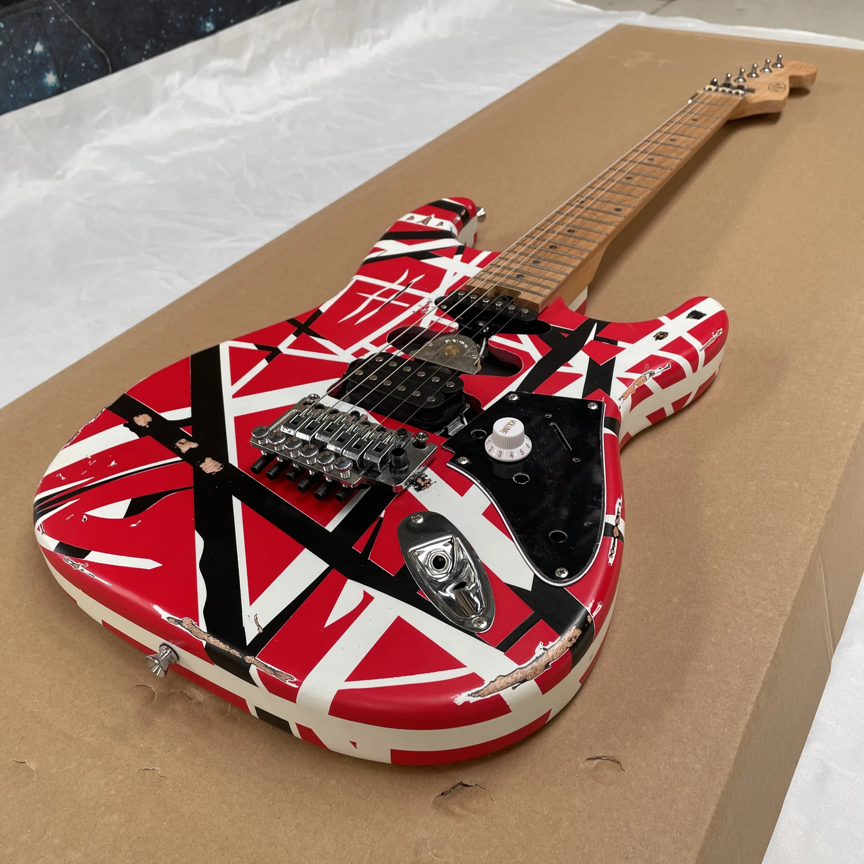 Guitare électrique à 6 cordes de style vintage avec micro SH et système de trémolo