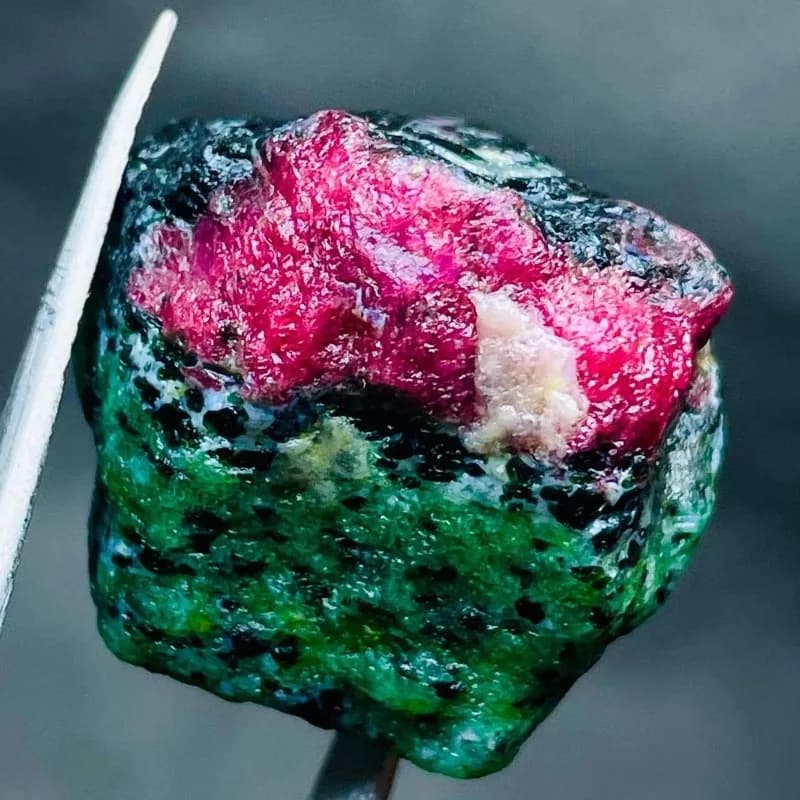 Rubis naturel de haute qualité dans une pierre de Zoisite - pierres brutes rouges et vertes de forme irrégulière, non polies et brutes