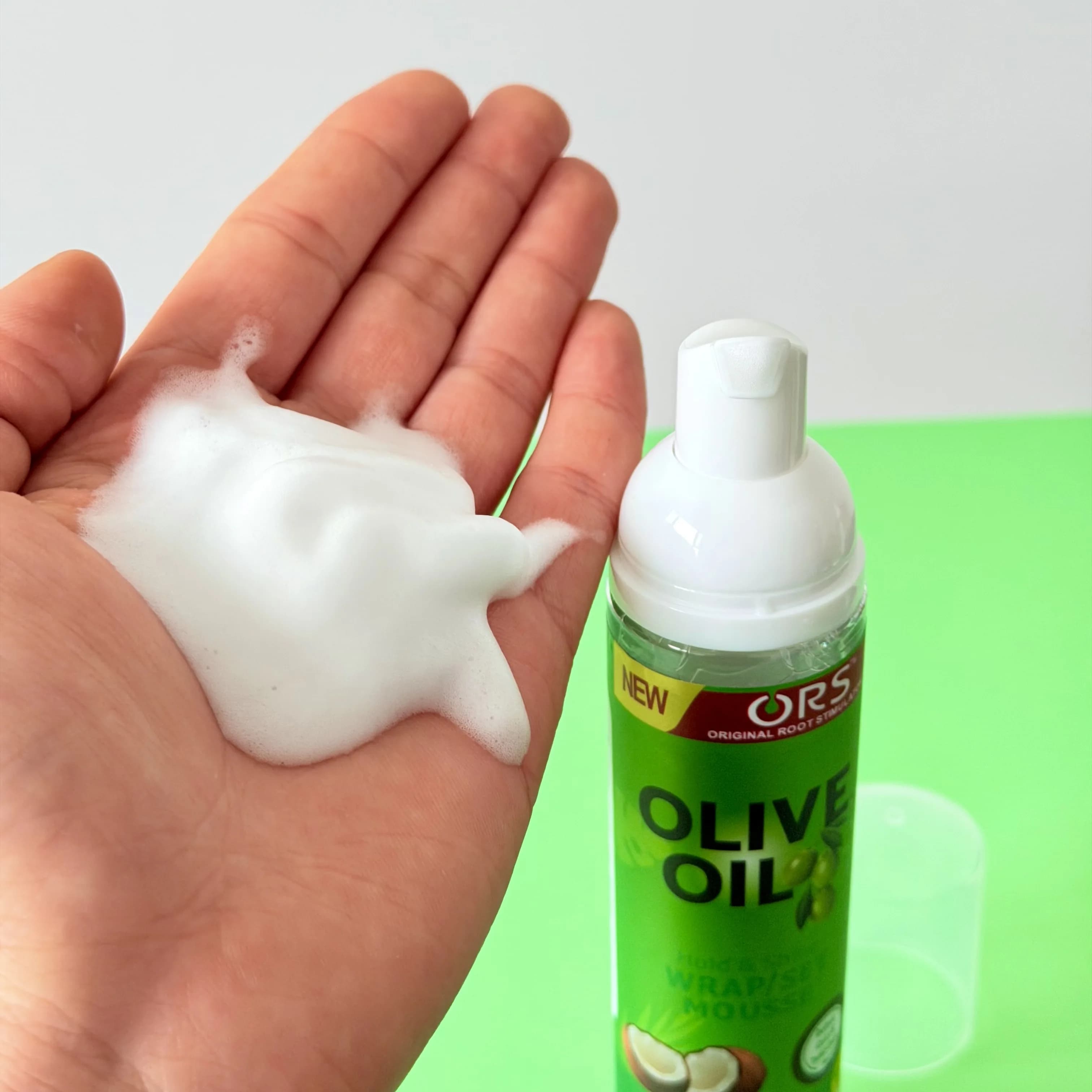 Mousse coiffante pour cheveux bouclés 100 ml, tenue forte, à l'huile d'olive, anti-frisottis, mousse coiffante pour perruques pour femmes